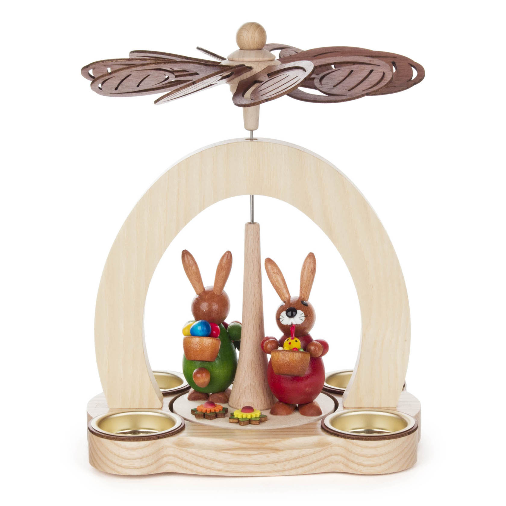 Holzpyramide mit zwei Hasenfiguren in grün und rot, die Körbe halten. Die Pyramide hat Flügel und vier Teelichthalter an den Ecken. im Dregeno Online Shop günstig kaufen