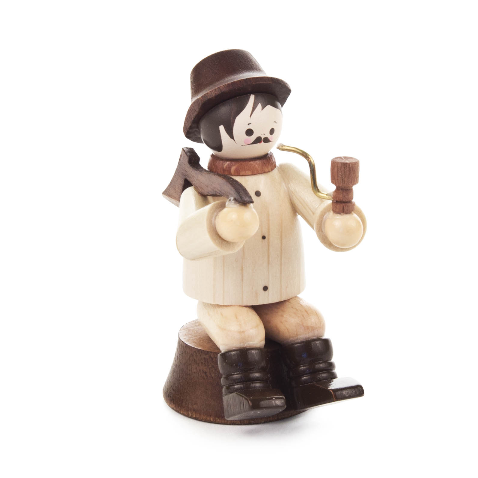 Holzfigur eines Waldarbeiters mit Pfeife sitzt auf einem Baumstamm und trägt Hut, Mantel und Stiefel. im Dregeno Online Shop günstig kaufen