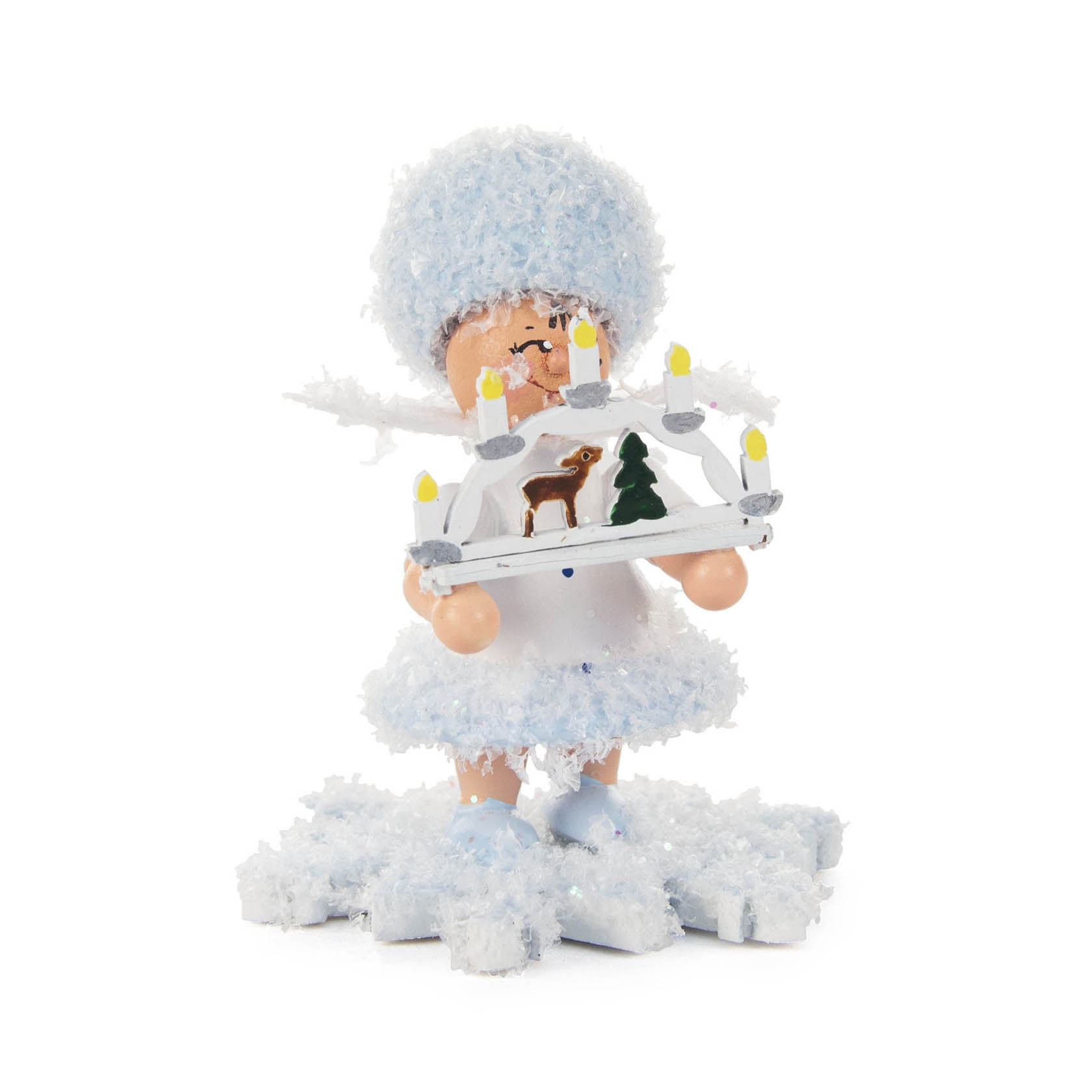 A figurine of a girl dressed in white and blue fluffy winter clothes, holding a Schwibbogen with candle lights, featuring a reindeer and a Christmas tree. im Dregeno Online Shop günstig kaufen