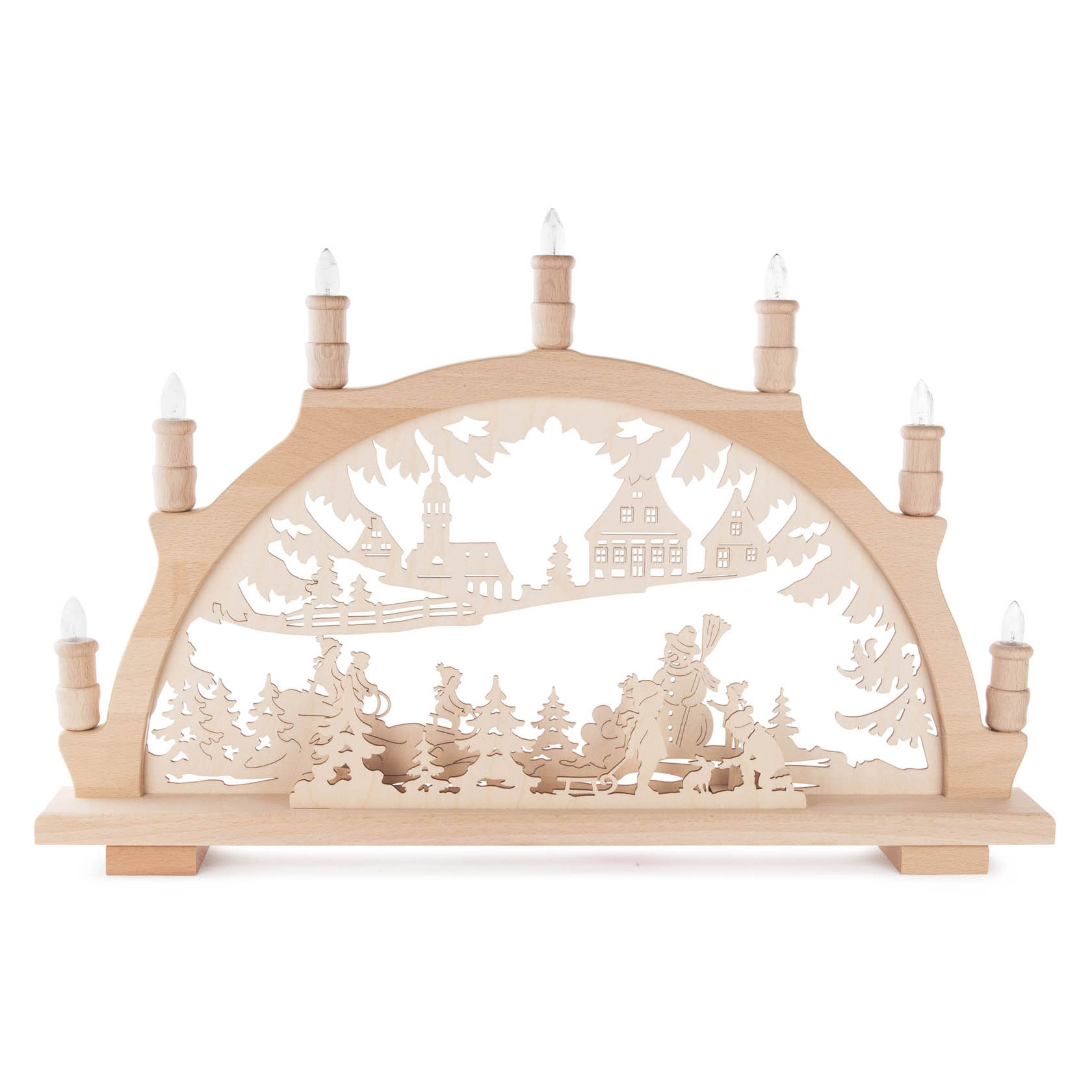 Ein elektrisch beleuchteter Schwibbogen zeigt eine winterliche Szene mit Kindern, die im Schnee spielen, umgeben von Bäumen und einem dörflichen Hintergrund. im Dregeno Online Shop günstig kaufen