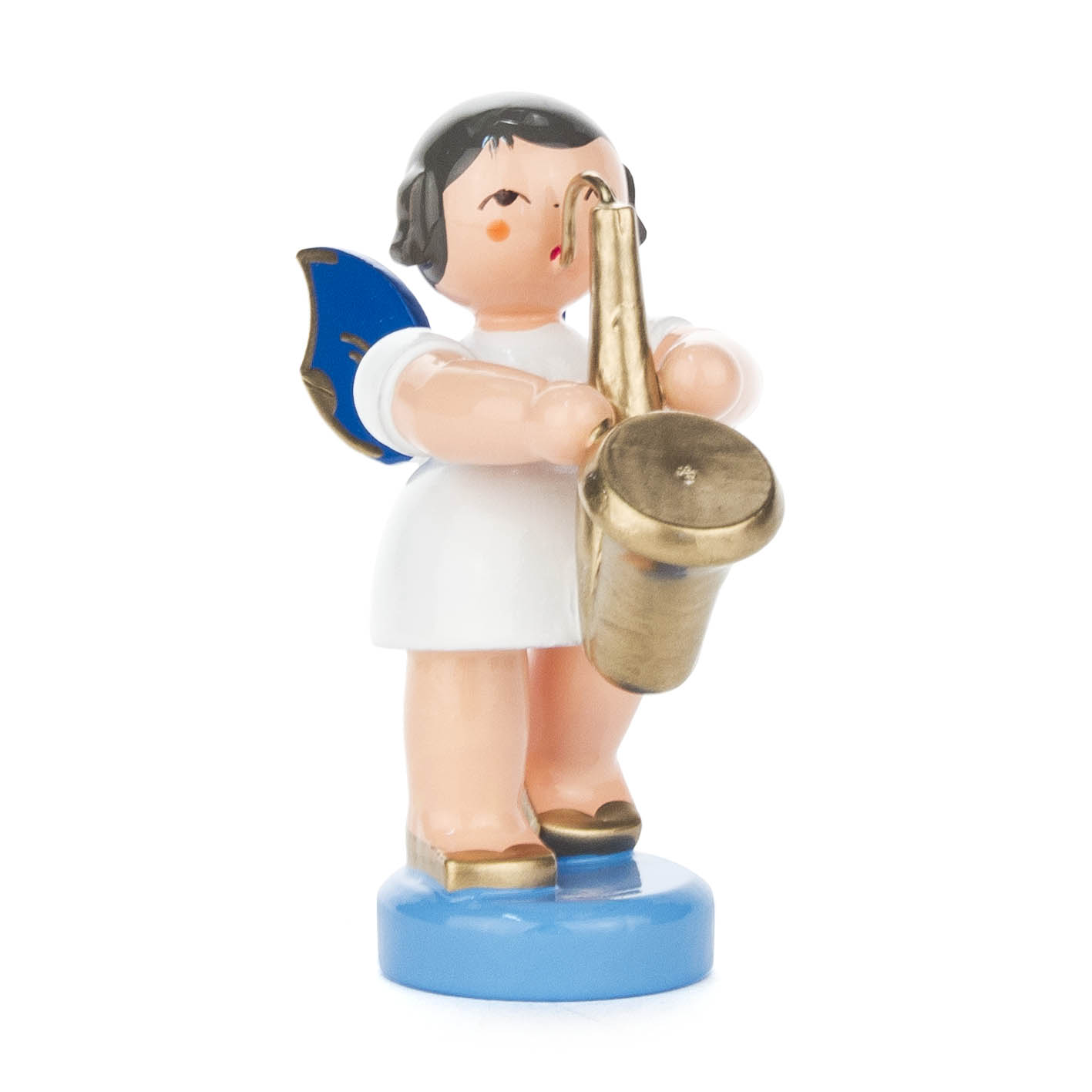 Kleiner Engel mit blauen Flügeln, der ein goldenes Saxophon spielt, auf einem blauen Sockel stehend, in weißem Kleid mit schwarzen Haaren. im Dregeno Online Shop günstig kaufen