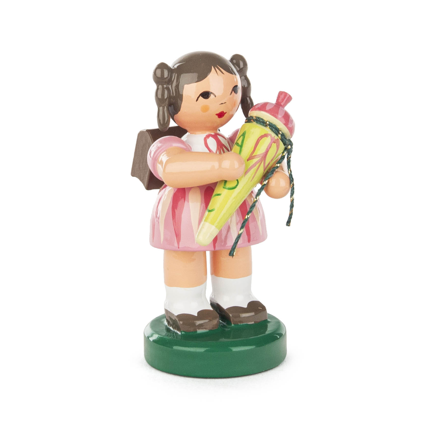 Holzfigur eines Mädchens mit Schulranzen und Schultüte, trägt ein rosa Kleid mit weißen Kniestrümpfen und braunen Schuhen, braune Zöpfe. im Dregeno Online Shop günstig kaufen