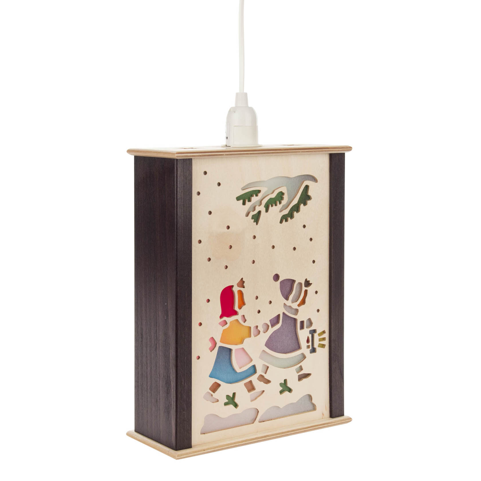 Eine hölzerne Fensterlaterne mit einem ausgeschnittenen Motiv von zwei Kindern im Winter. Sie tragen Winterkleidung und spazieren durch Schnee.