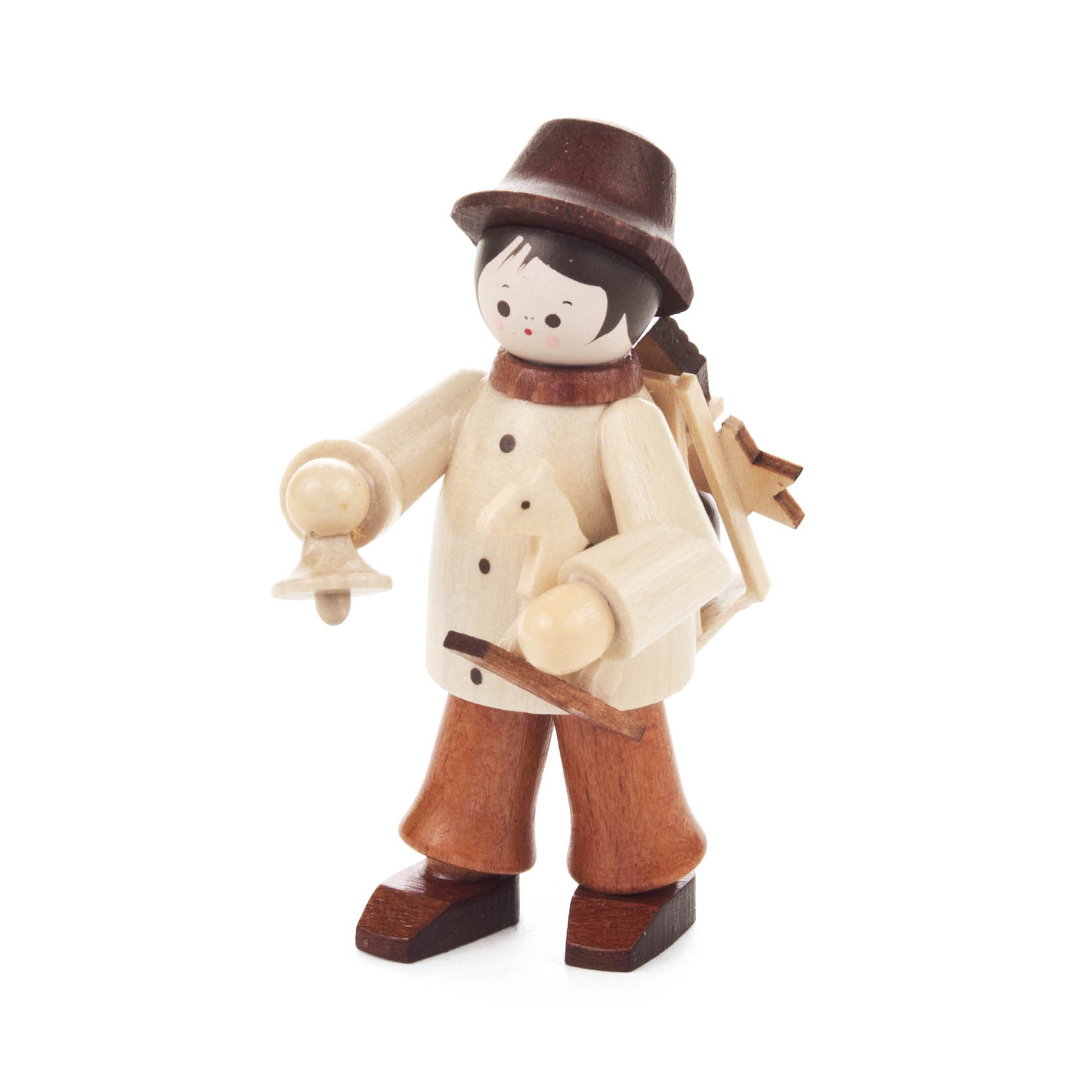 Holzfigur eines jungen Spielzeughändlers mit braunem Hut und Jacke, der zwei Spielzeuge in den Händen hält und einen bunten Rucksack trägt. im Dregeno Online Shop günstig kaufen