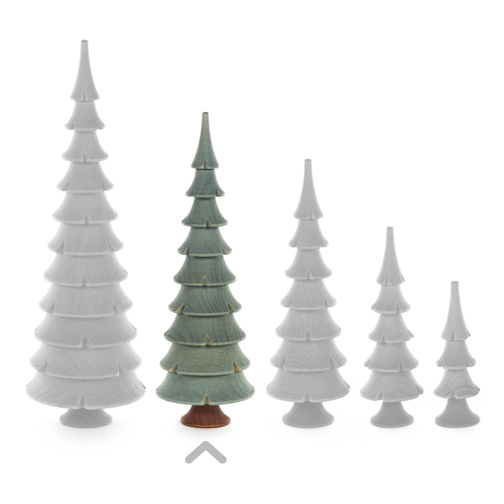 Ein grüner Massivholzbaum mit 17,5 cm Höhe, umgeben von mehreren verblassten Bäumen unterschiedlicher Größe.