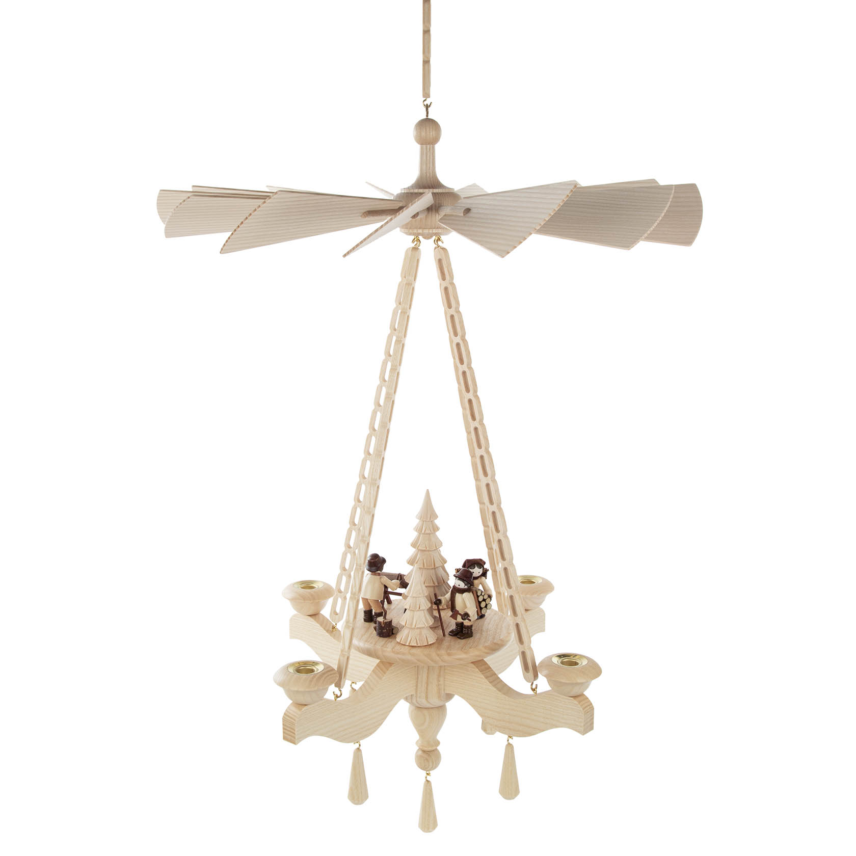 Holzhängepyramide mit Flügeln und Waldleuten. Zwei Figuren stehen um einen Weihnachtsbaum. Vier Kerzenhalter sind im Kreis angeordnet. im Dregeno Online Shop günstig kaufen