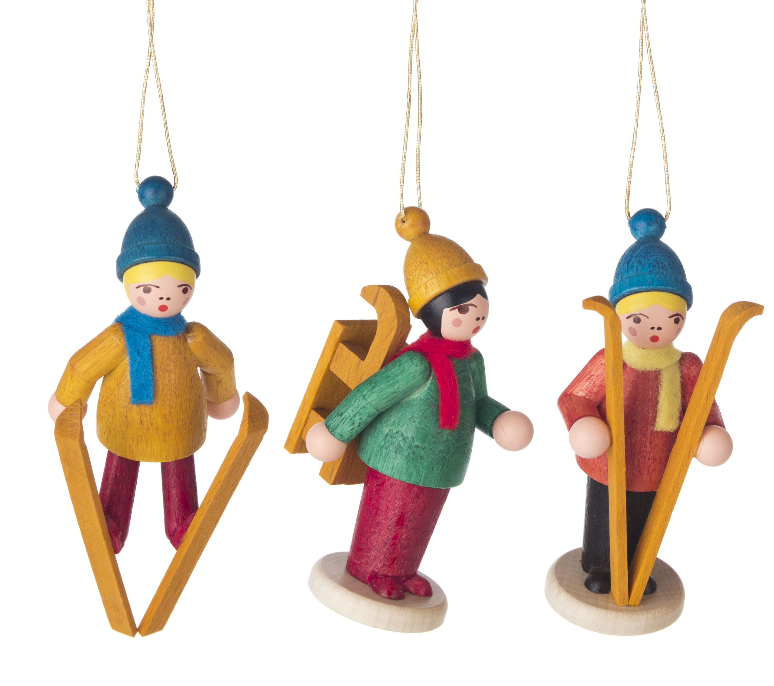 Drei farbige Holzfiguren von Winterkindern mit Skiern und Schlitten als Weihnachtsbaumschmuck. Jede Figur trägt bunte Kleidung und ist mit einer Schnur zum Aufhängen versehen.