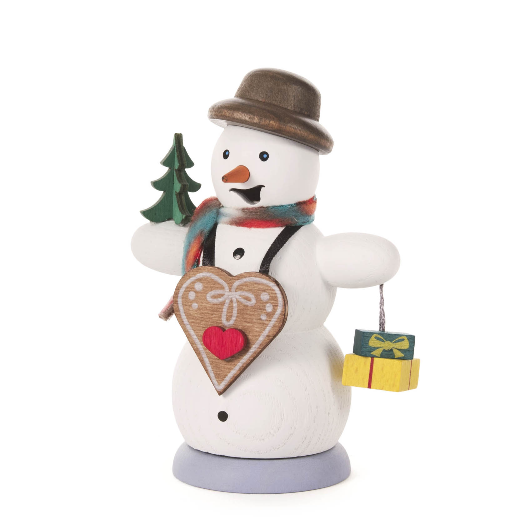 Ein Schneemann-Räuchermann mit braunem Hut, Schal, Lebkuchenherz und Baum in der Hand, trägt auch ein Geschenk. im Dregeno Online Shop günstig kaufen