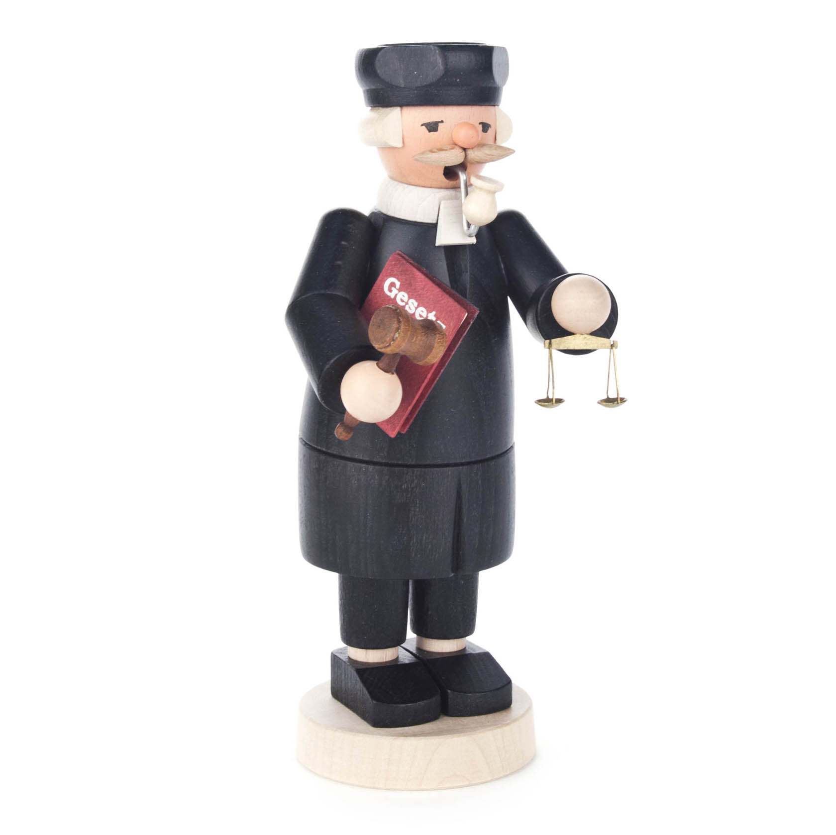 Ein hölzerner Räuchermann in Richterrobe, hält ein Gesetzbuch und eine kleine Waage in den Händen. Er trägt einen schwarzen Hut und hat einen Schnurrbart. im Dregeno Online Shop günstig kaufen