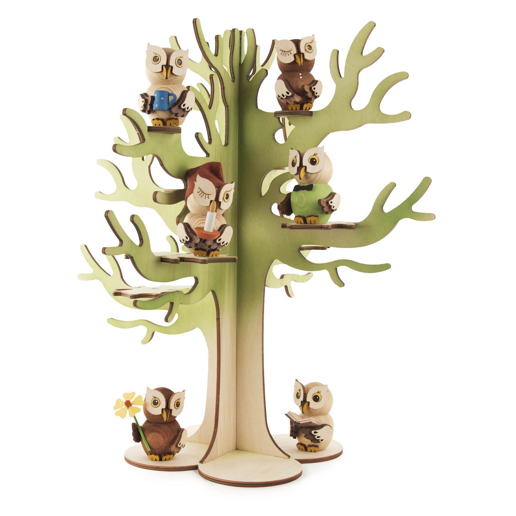 Holzbaum mit sieben dekorativer Mini-Eulen in verschiedenen Positionen auf den Ästen sitzend. Einige Eulen halten kleine Gegenstände in ihren Flügeln.