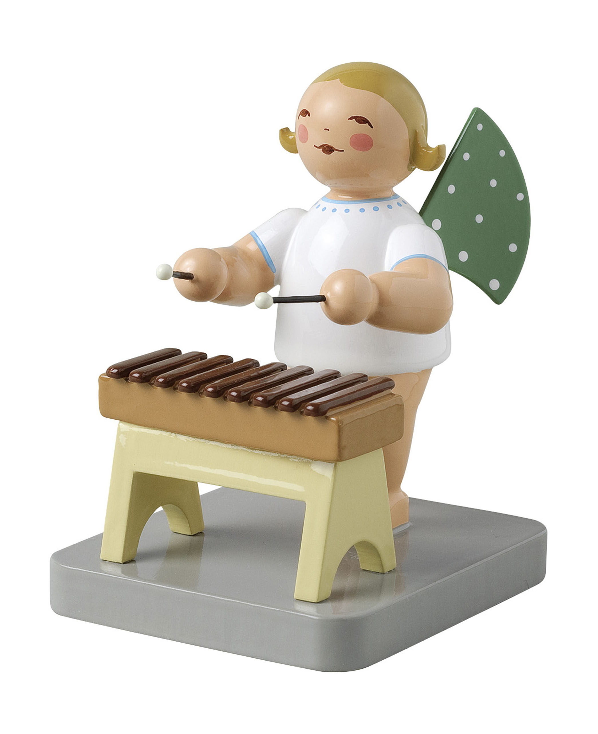 Holzfigur eines Engels in weißem Gewand mit grün gepunkteten Flügeln, der ein Xylophon mit zwei Schlägeln spielt. im Dregeno Online Shop günstig kaufen