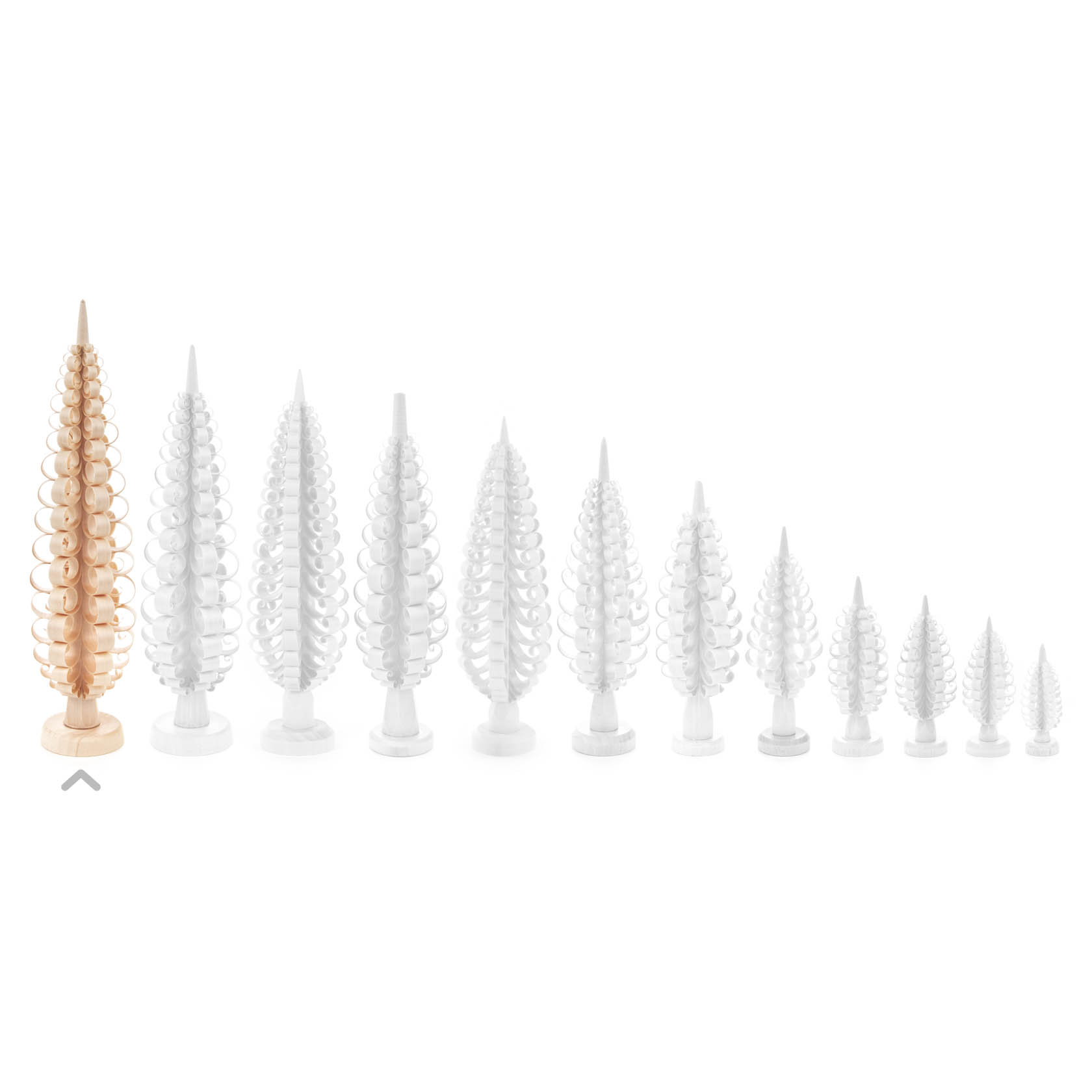 Elf dekorative Spanbäume in verschiedenen Größen, der erste Baum ist naturfarben und die restlichen sind weiß.