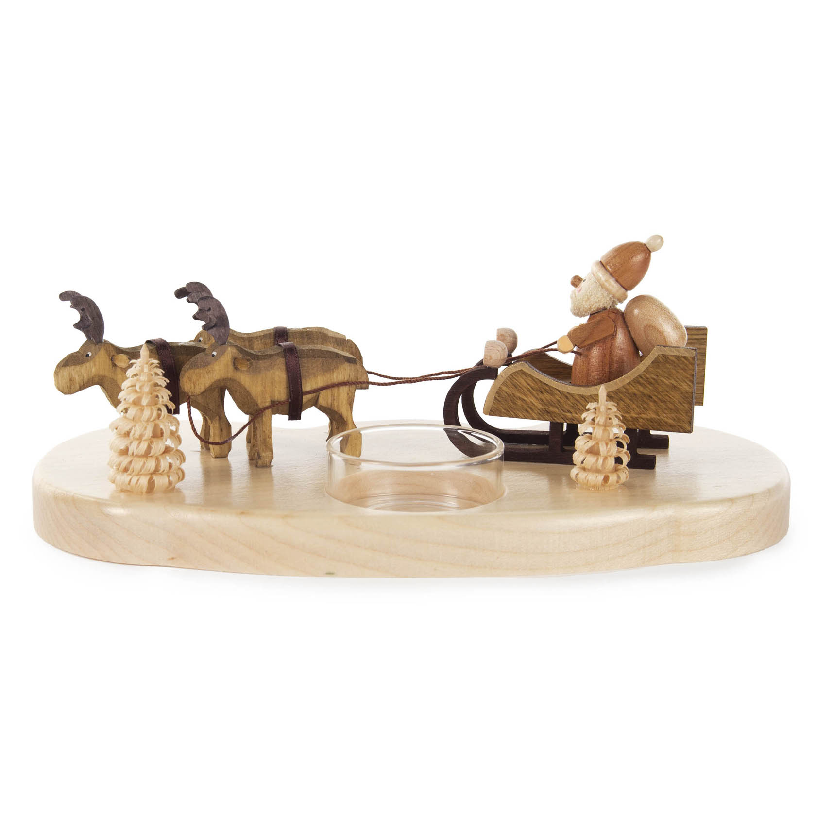 Holzteelichthalter zeigt einen geschnitzten Weihnachtsmann in einem Schlitten, gezogen von zwei Elchen. Zwei kleine Holz-Weihnachtsbäume flankieren den Schlitten.
