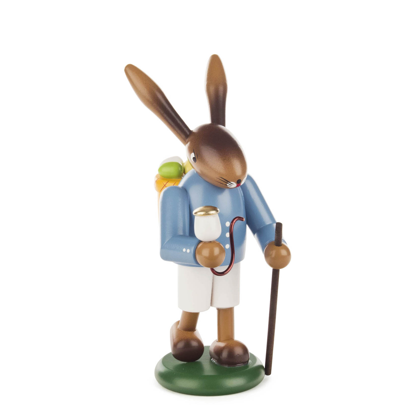 Eine Figur eines Osterhasen in blauer Jacke mit einem Korb voller bunter Eier auf dem Rücken und einem Stock in der rechten Hand. im Dregeno Online Shop günstig kaufen