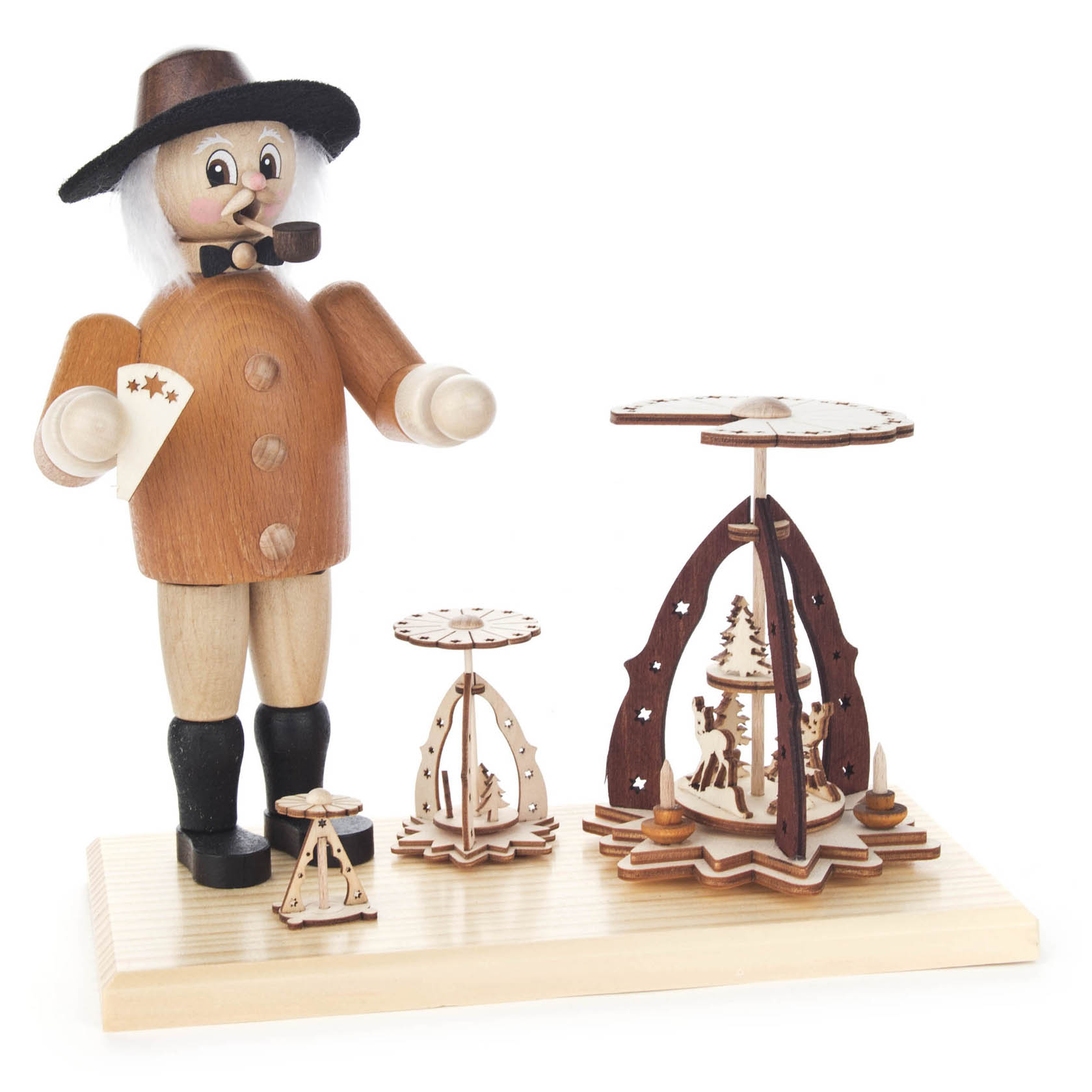 Holzfigur eines Pyramidenbauers mit Pfeife, der traditionelle Weihnachtspyramiden in verschiedenen Größen auf einem Holzsockel anfertigt. im Dregeno Online Shop günstig kaufen