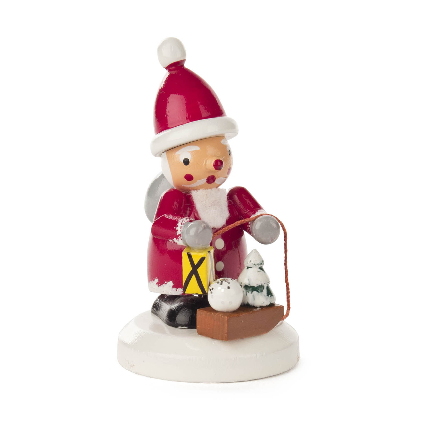 Holzfigur eines Weihnachtsmannes in rotem Mantel, der eine Laterne hält. Vor ihm stehen ein Schlitten und kleine weiße Weihnachtsbäume auf einem Sockel. im Dregeno Online Shop günstig kaufen