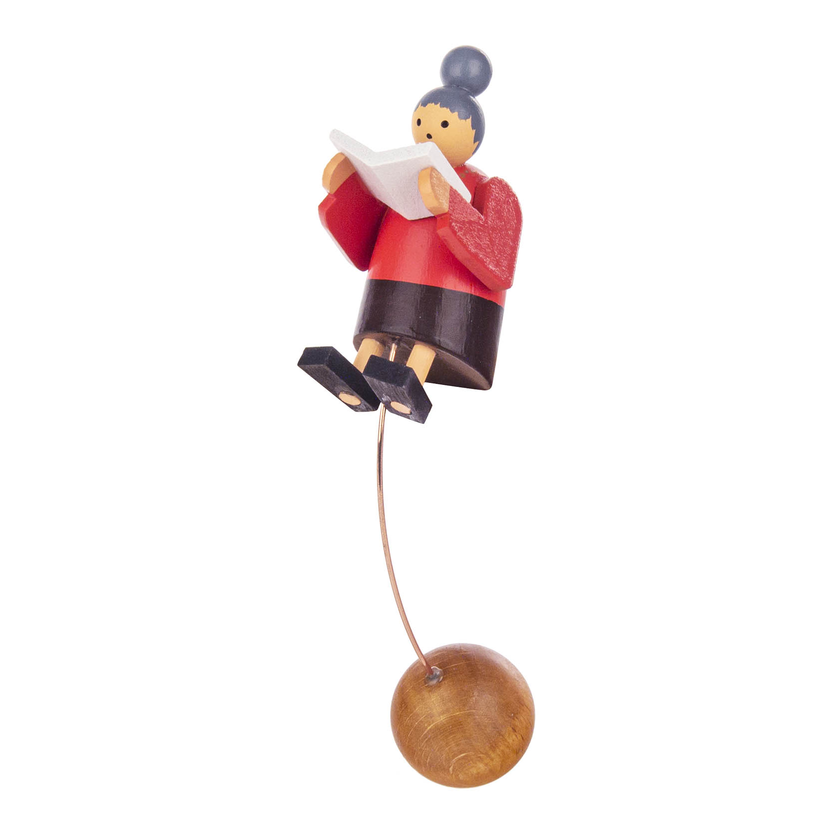 Holz-Schaukelfigur einer Oma mit Dutt, rotem Mantel und offenen Buch, balanciert auf einer runden Holzkugel. im Dregeno Online Shop günstig kaufen