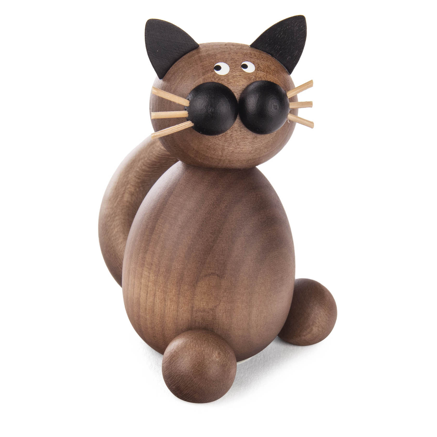 Holzfigur einer sitzenden Katze mit grauschwarzen Kopf und Ohren sowie markanten schwarzen Schnauze und aufrechten Ohren. im Dregeno Online Shop günstig kaufen