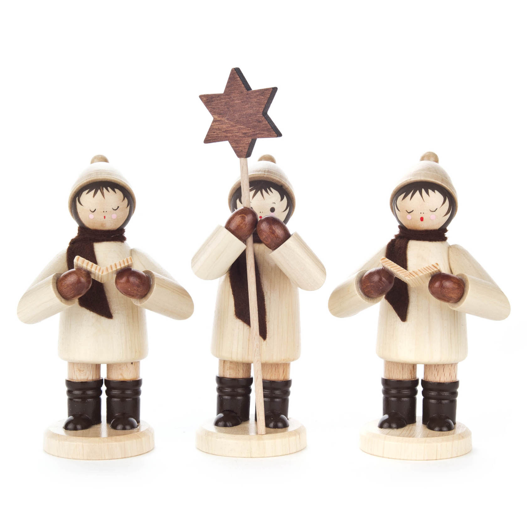 Drei hölzerne Kurrendefiguren in natürlichen Farben, je mit Kapuze und Schal. Zwei halten ein Buch, eine Figur hält einen Sternstab. im Dregeno Online Shop günstig kaufen
