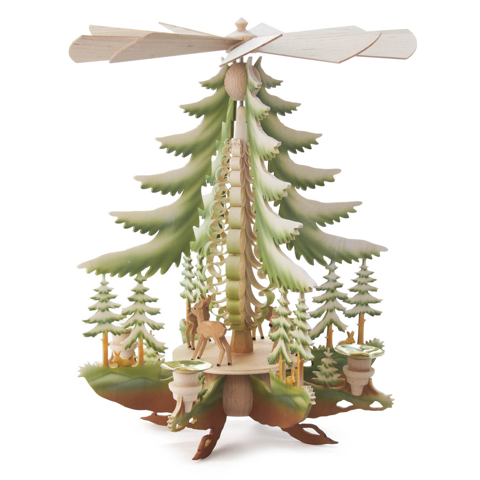 Holzpyramide mit rotierenden Flügeln, grüner Waldlandschaft und Rehen auf einer Plattform. Die Pyramide dient als Kerzenhalter für Kerzen. im Dregeno Online Shop günstig kaufen