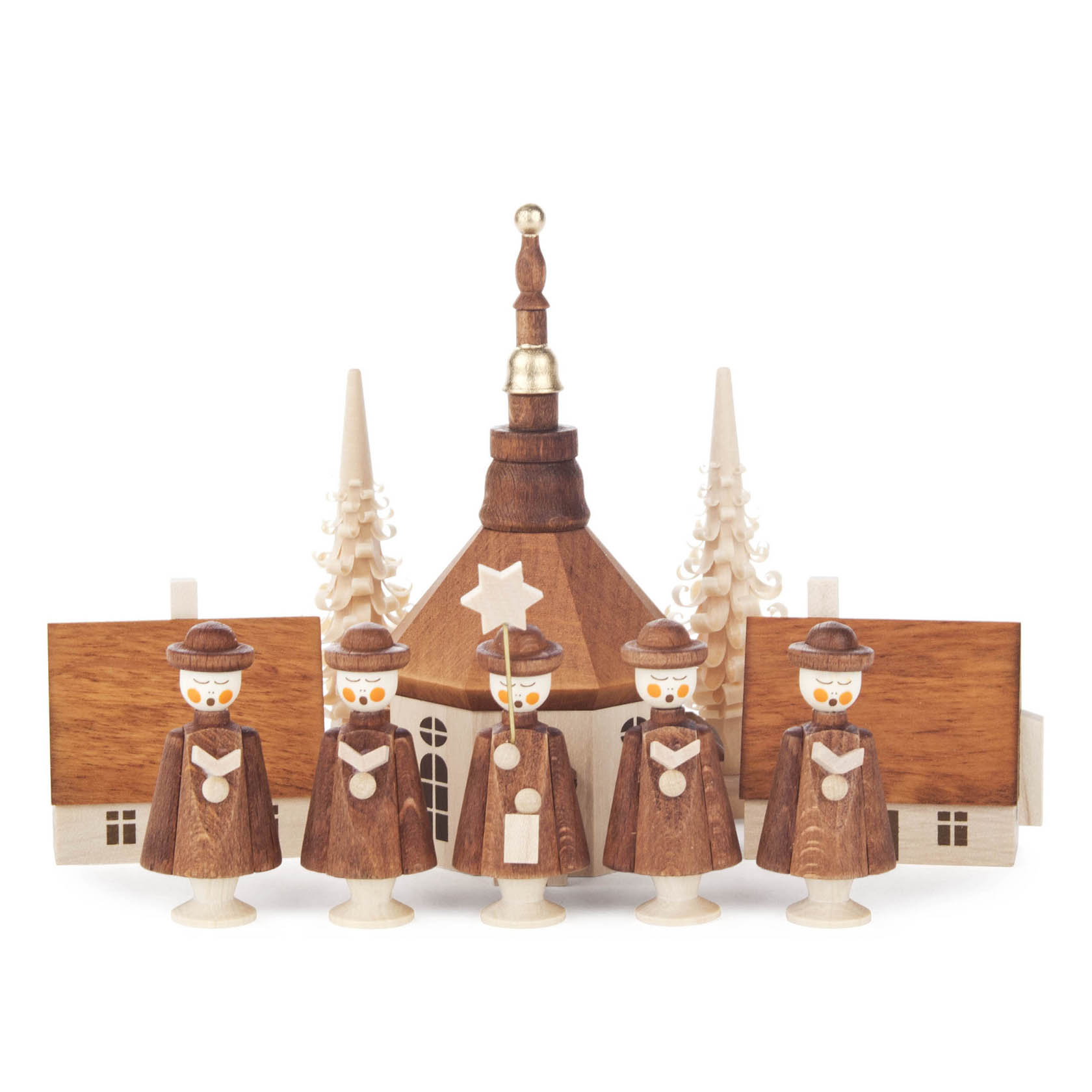 Fünf hölzerne Kurrendefiguren in traditioneller Kleidung vor drei Holzhäusern und einer Kirche, alle aus hellem und dunklem Holz. im Dregeno Online Shop günstig kaufen