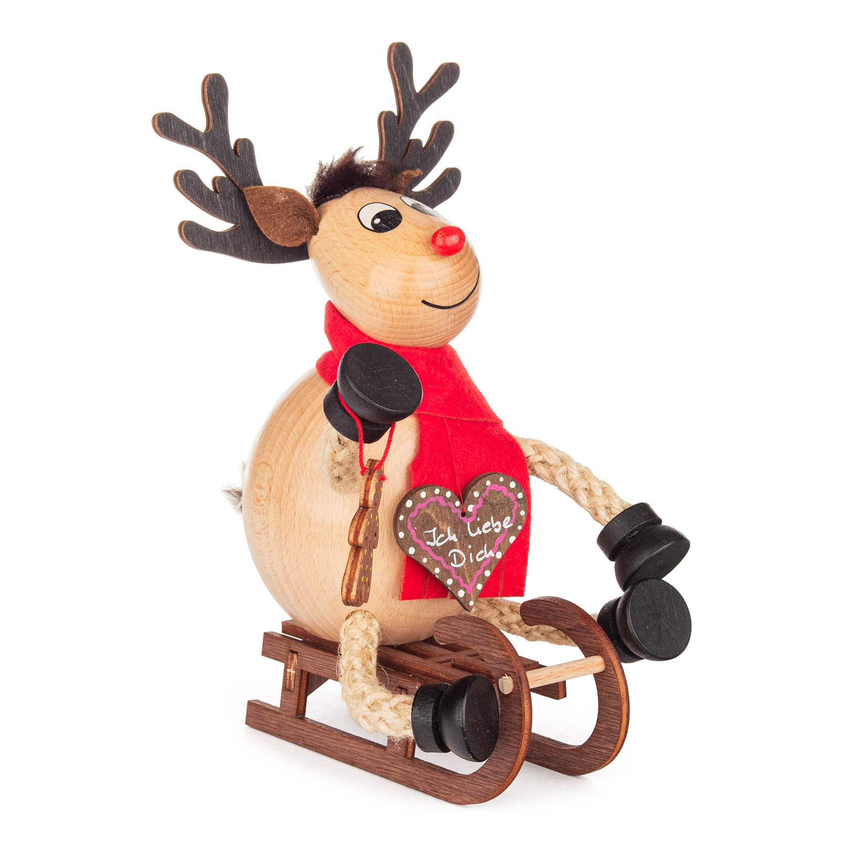 Holzfigur eines Elchs mit rotem Schal und schwarzen Hufen, sitzt auf einem kleinen Holzschlitten. Der Elch hat ein freundliches Gesicht und schwarze Geweihe. im Dregeno Online Shop günstig kaufen