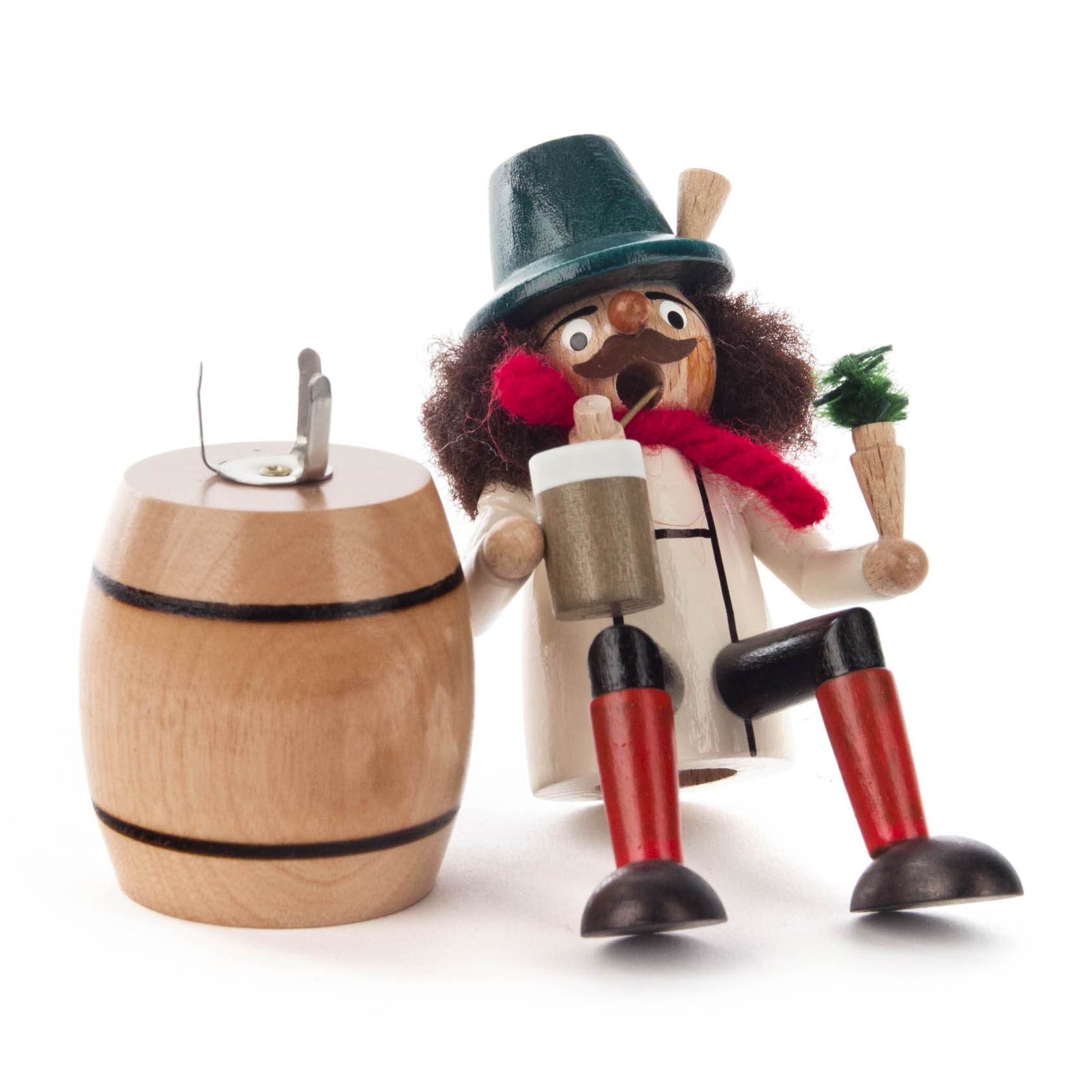 Ein Mini-Räuchermann in bayerischer Tracht, mit blauem Hut und rotem Schal, hält einen Bierkrug und sitzt neben einem kleinen Holzfass.