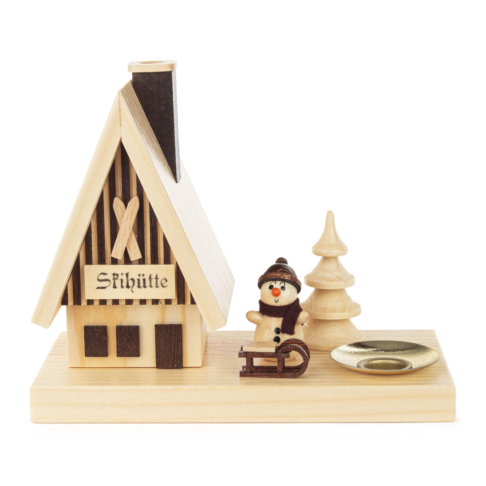 Holzfigur eines Räucherhauses in Form einer Skihütte mit einem Schneemann auf einem Schlitten, einem Holzbaum und einem Kerzenhalter für eine 14mm Kerze. im Dregeno Online Shop günstig kaufen