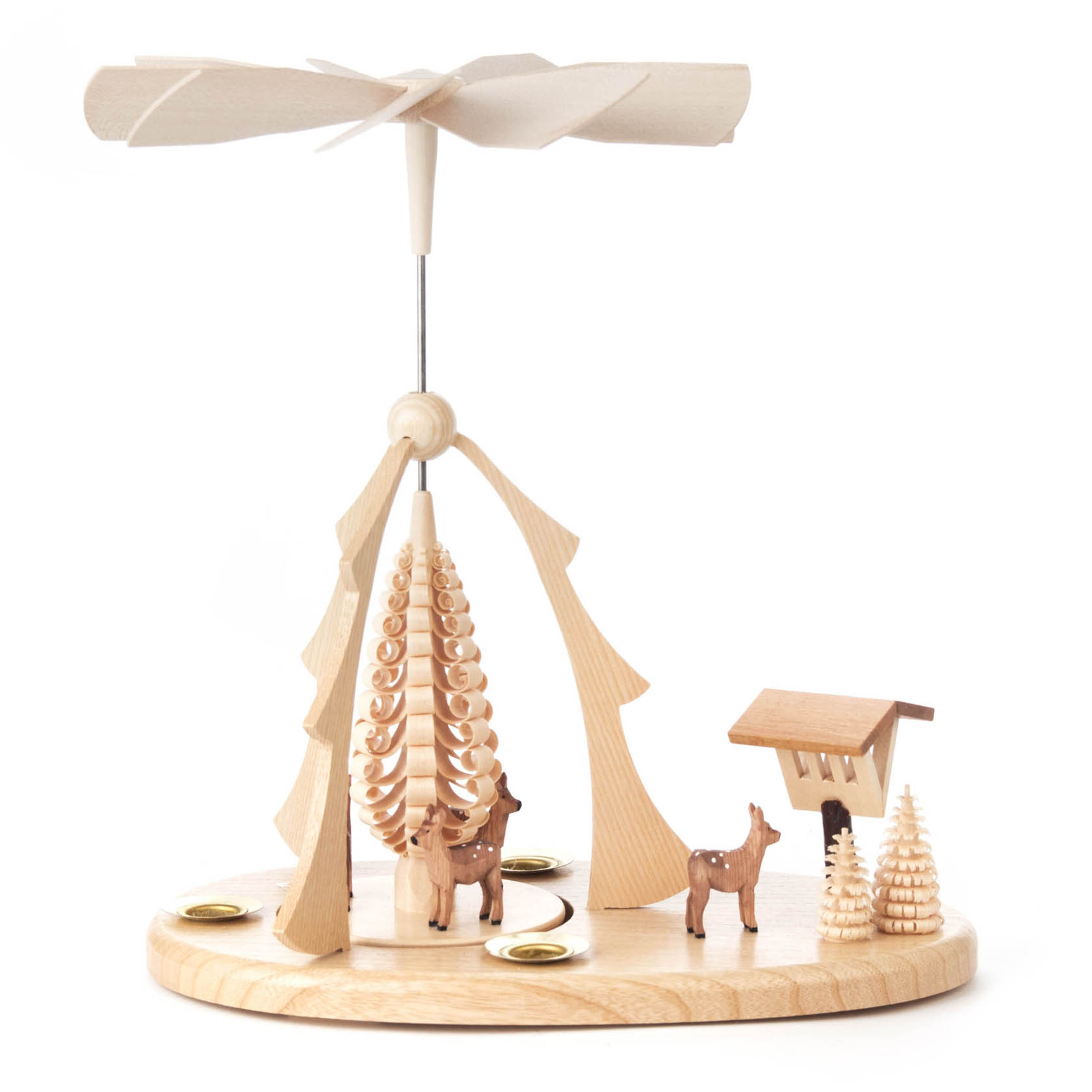 Holzpyramide mit zwei hölzernen Rehen, einem Futterhäuschen und zwei Tannenbäumen. Auf einer runden Basis mit Platz für Kerzen. im Dregeno Online Shop günstig kaufen