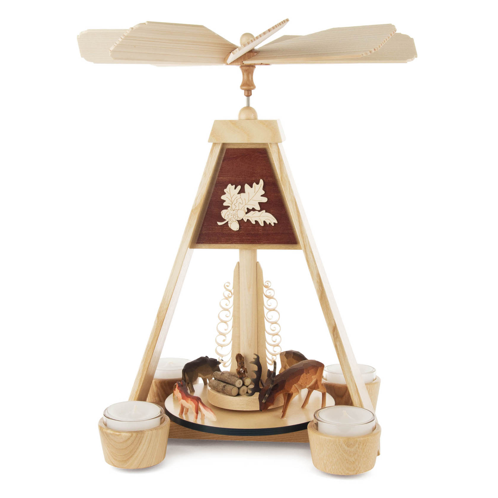 Holzpyramide mit Waldtierszene, umgeben von Plätzen für Teelichte. Oben befinden sich Flügel, die sich durch Wärme drehen. im Dregeno Online Shop günstig kaufen