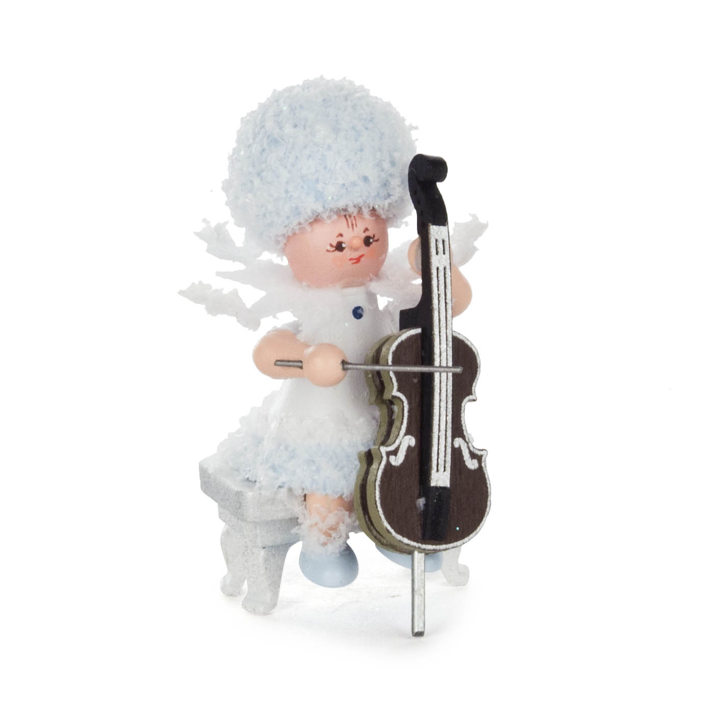 Eine kleine Schneefrau-Figur mit blauen Schneehütchen und Fell, sitzt auf einer Bank und spielt ein schwarzes Cello. im Dregeno Online Shop günstig kaufen