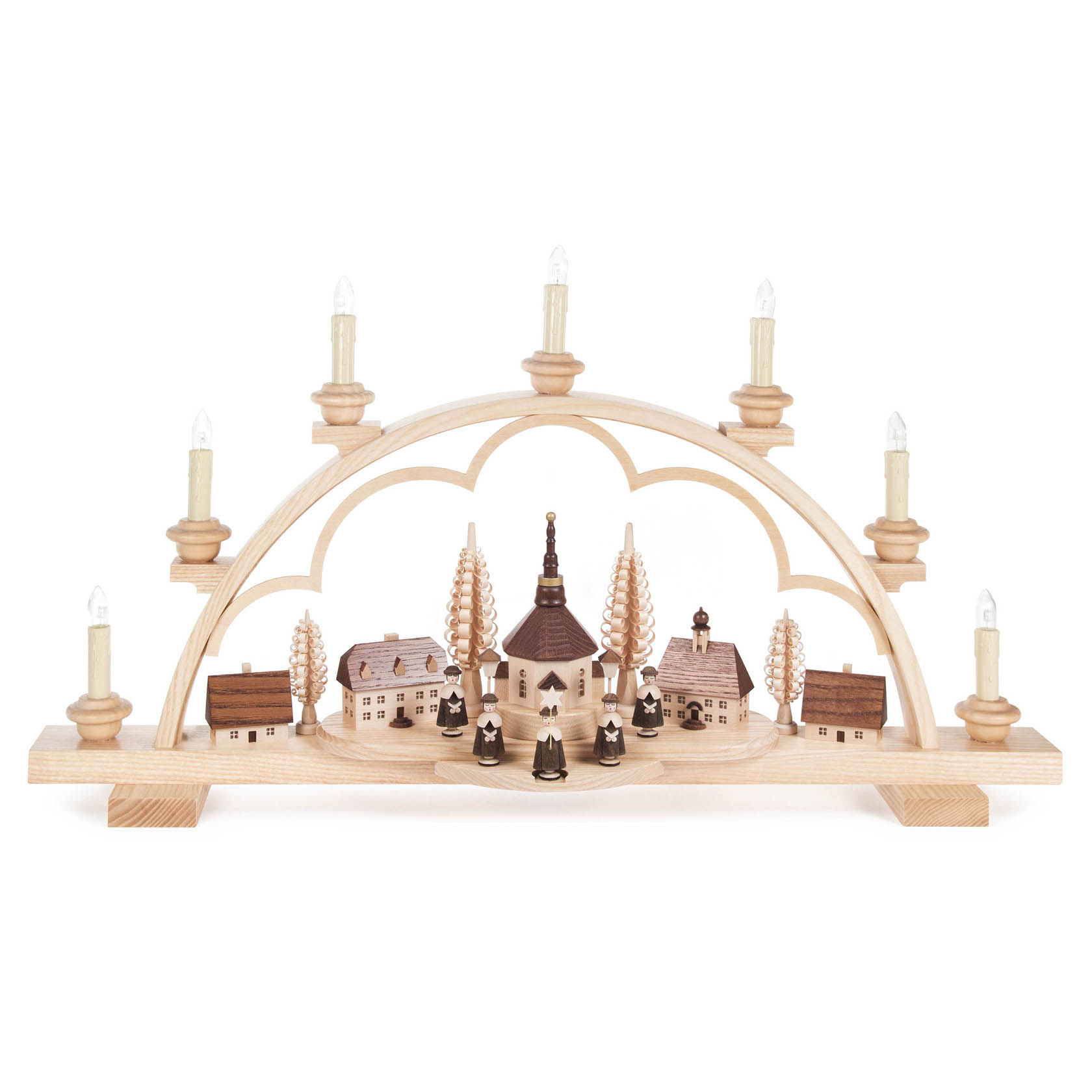 Ein holzgeschnitzter Schwibbogen mit einem Seiffener Dorf, bestehend aus mehreren Gebäuden und Kurrende-Figuren, elektrische Kerzenbeleuchtung, die Gebäude sind innenbeleuchtet. im Dregeno Online Shop günstig kaufen