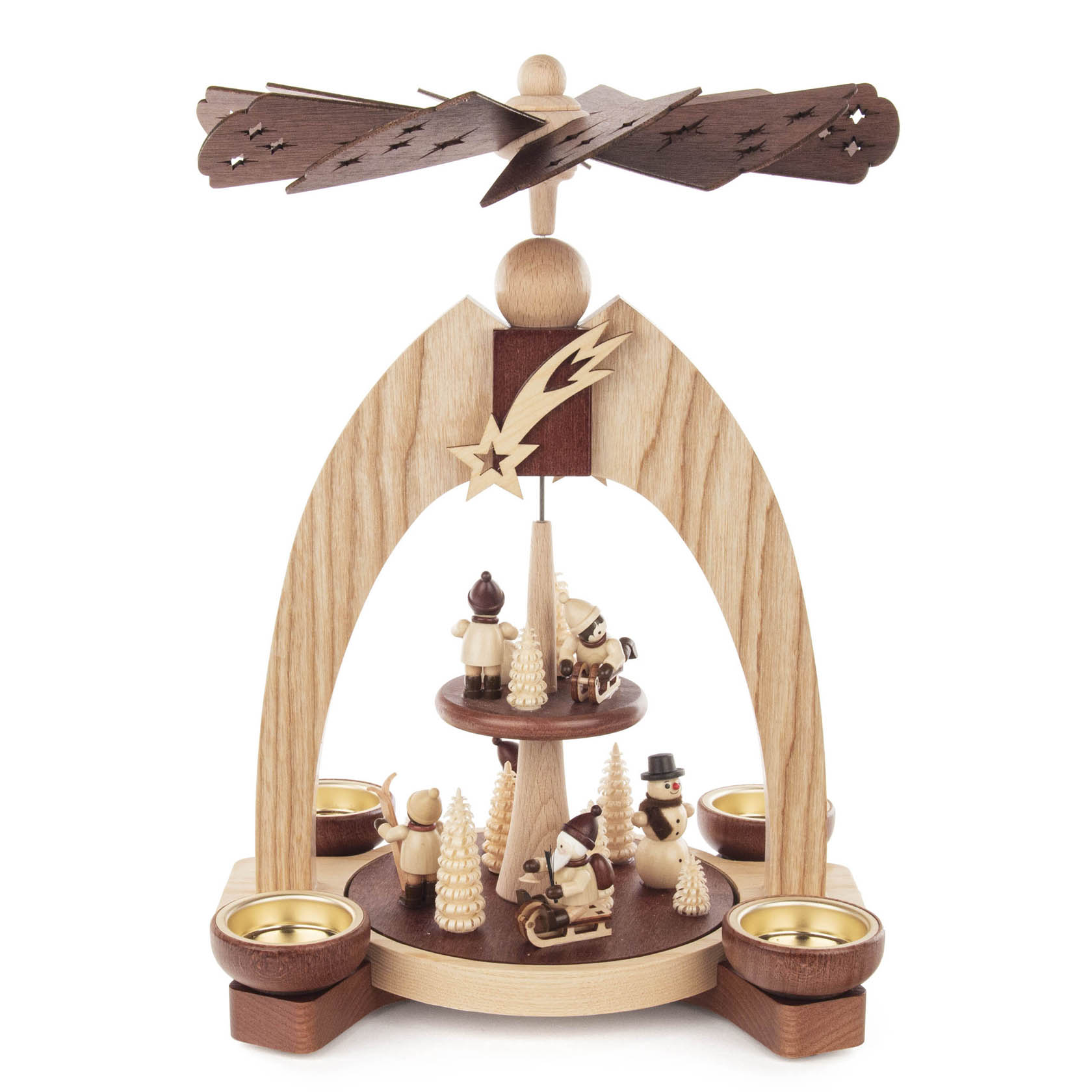 Holzpyramide mit Winterkindern in zwei Ebenen, verziert mit goldenen Teelichthaltern und einem schneebedeckten Baum, drehbarer Flügel oben. im Dregeno Online Shop günstig kaufen
