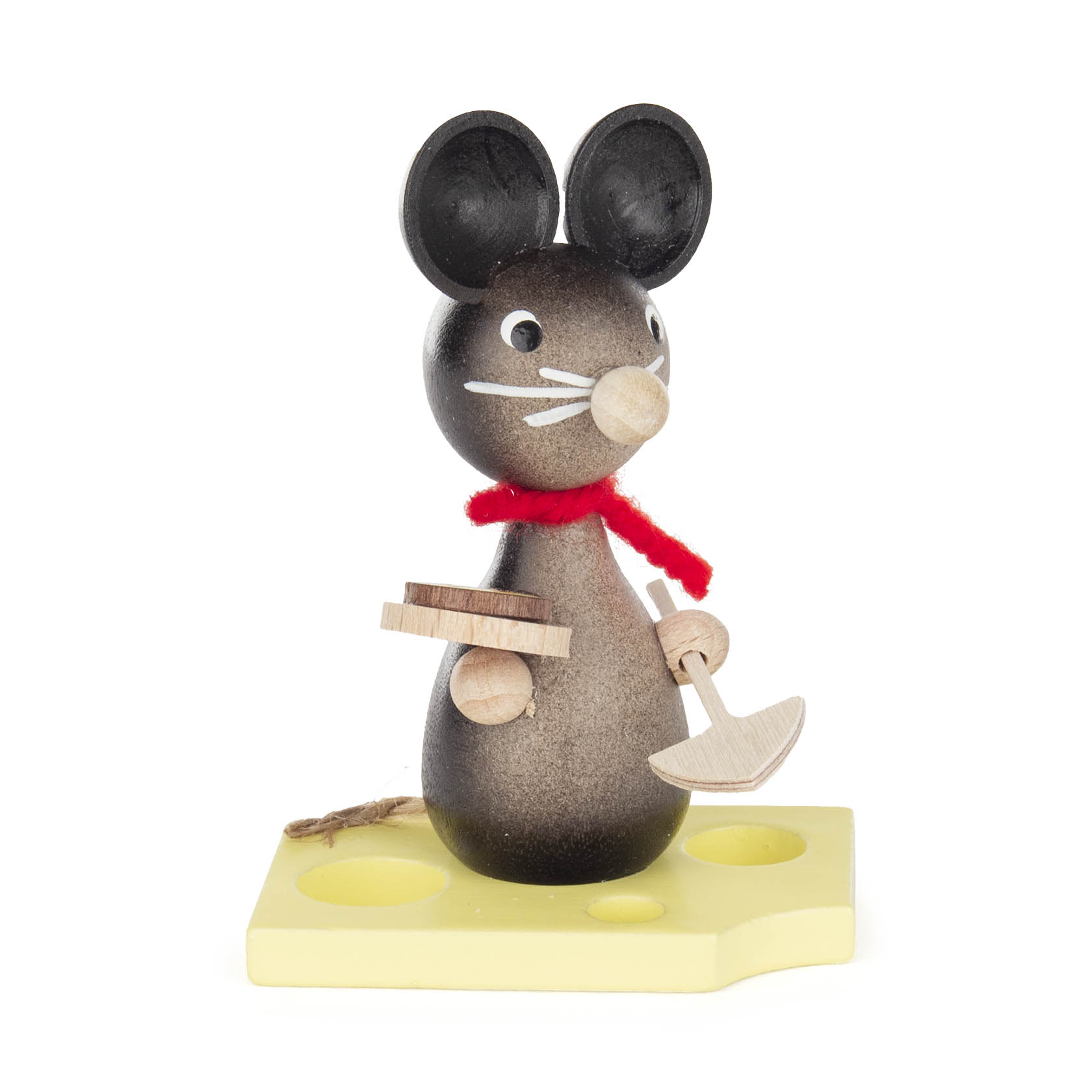 Holzfigur einer Maus mit roten Schal, die eine kleine Pizza in der linken Hand hält und auf einem gelben Käseblock steht. im Dregeno Online Shop günstig kaufen