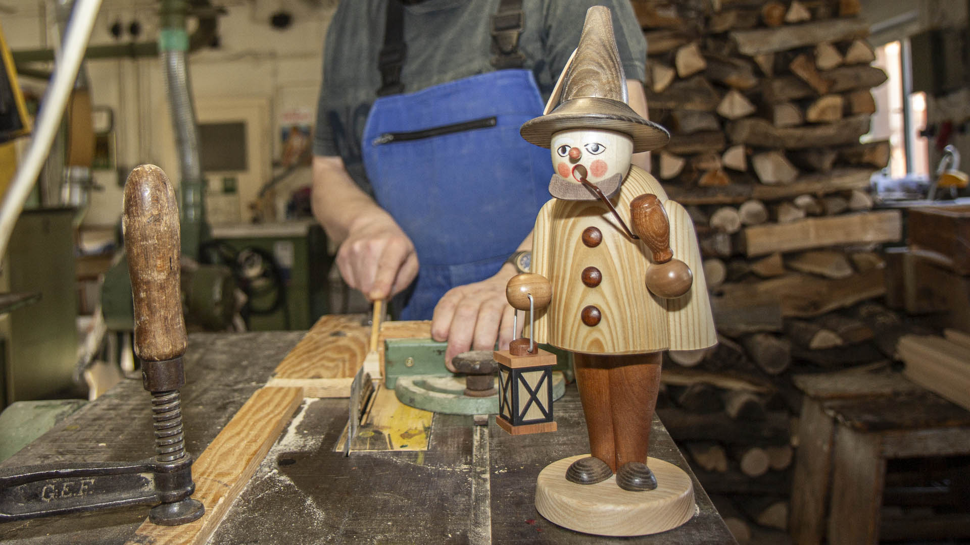 Räuchermännchen Wichtel auf Säge