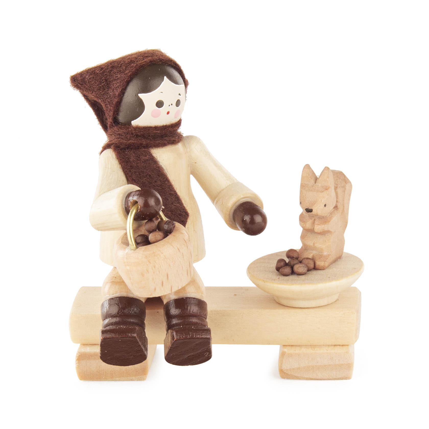 Ein Holzfigur-Mädchen in braunem Kopftuch sitzt auf einer Bank und füttert ein Eichhörnchen auf einem Teller mit Nüssen. im Dregeno Online Shop günstig kaufen