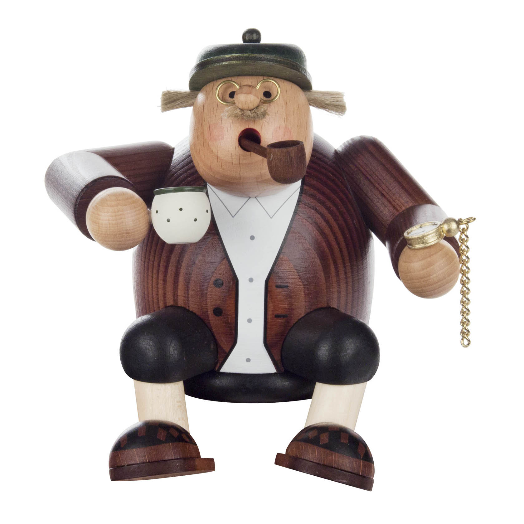 Holzfigur eines älteren Mannes als Räuchermann, der auf Kanten sitzt. Er hat eine Brille, raucht Pfeife, trägt Hut, Jacke, schwarze Schuhe und hält eine goldene Taschenuhr.