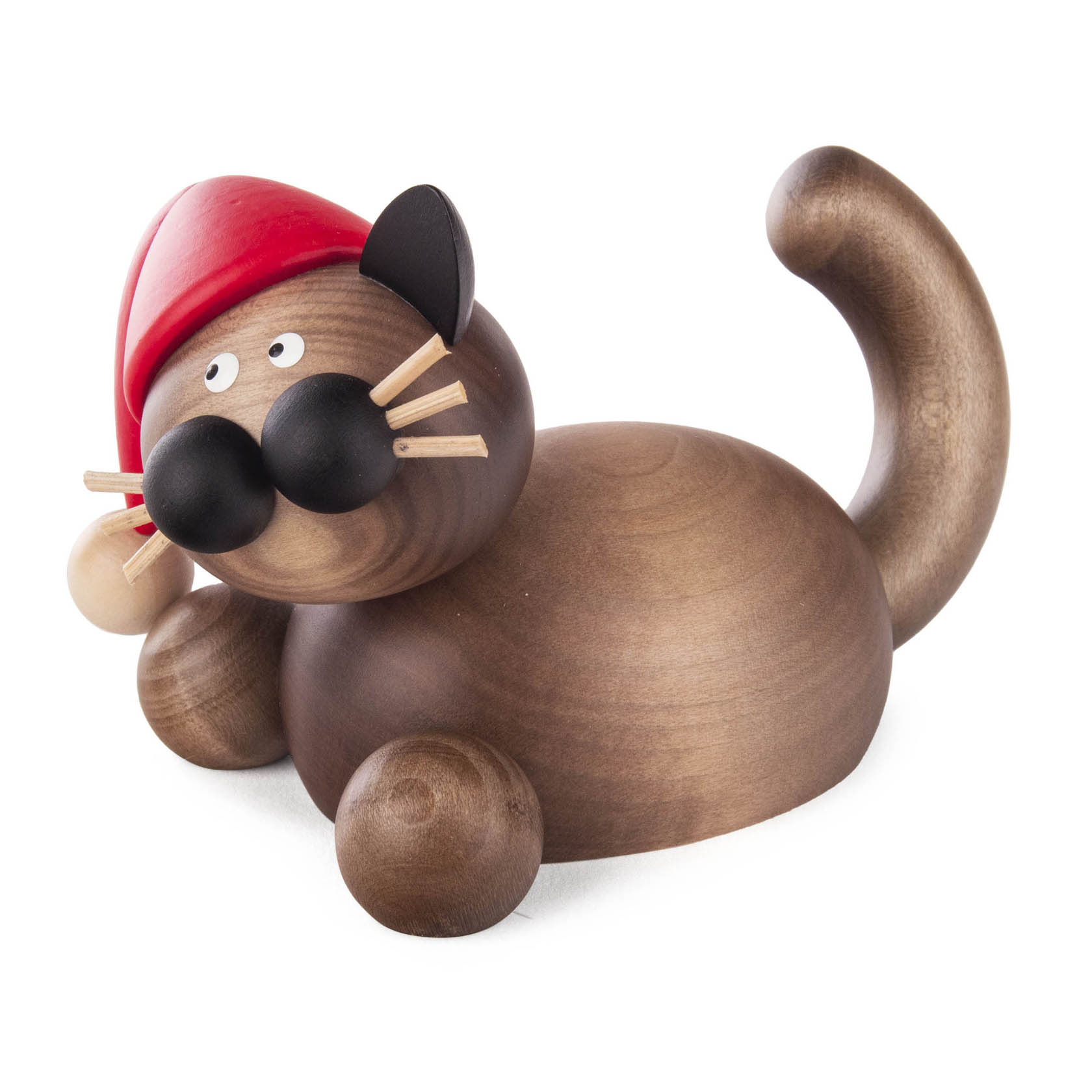 Holzfigur einer Katze mit rot-schwarzer Weihnachtsmütze, die auf der Lauer liegt. Die Figur ist in grau-schwarz gestaltet und hat große, runde Formen. im Dregeno Online Shop günstig kaufen