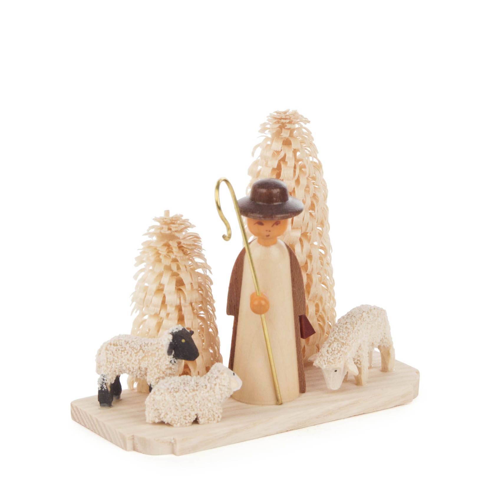 Holzfigur eines Schäfers mit braunem Hut, der einen Stock hält, umgeben von drei detaillierten Holzschafen. Im Hintergrund sind zwei stilisierte Bäume.