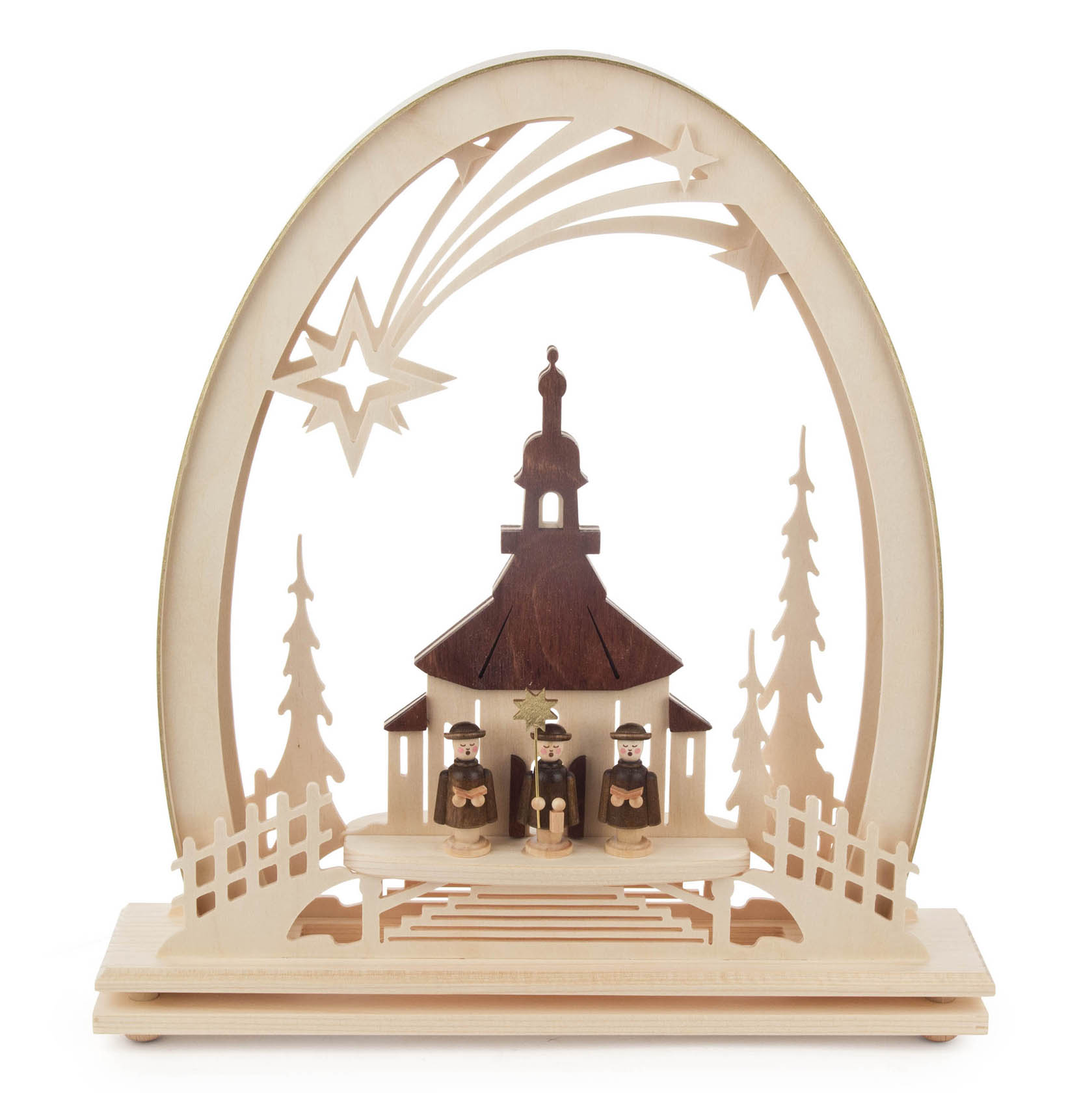 Ein Erzgebirgsbogen mit der Seiffener Kirche und Kurrendesängern aus Holz, beleuchtet mit LEDs. Der Bogen hat Sterne und Tannenbäume als Verzierung. im Dregeno Online Shop günstig kaufen