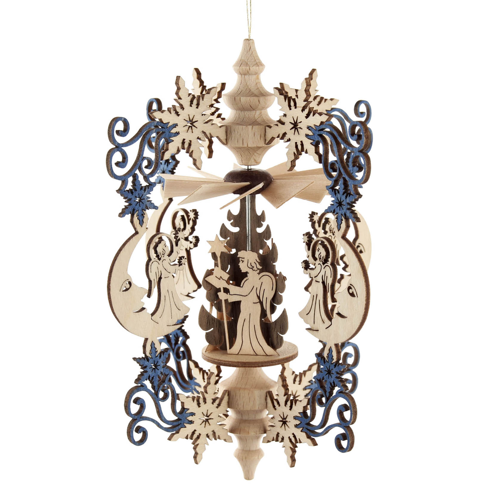 Ein filigranes hängendes Wärmespiel mit geschnitzten Holzengeln, einem Mond und blauen Verzierungen. In der Mitte stehen Engel um ein Licht herum. im Dregeno Online Shop günstig kaufen
