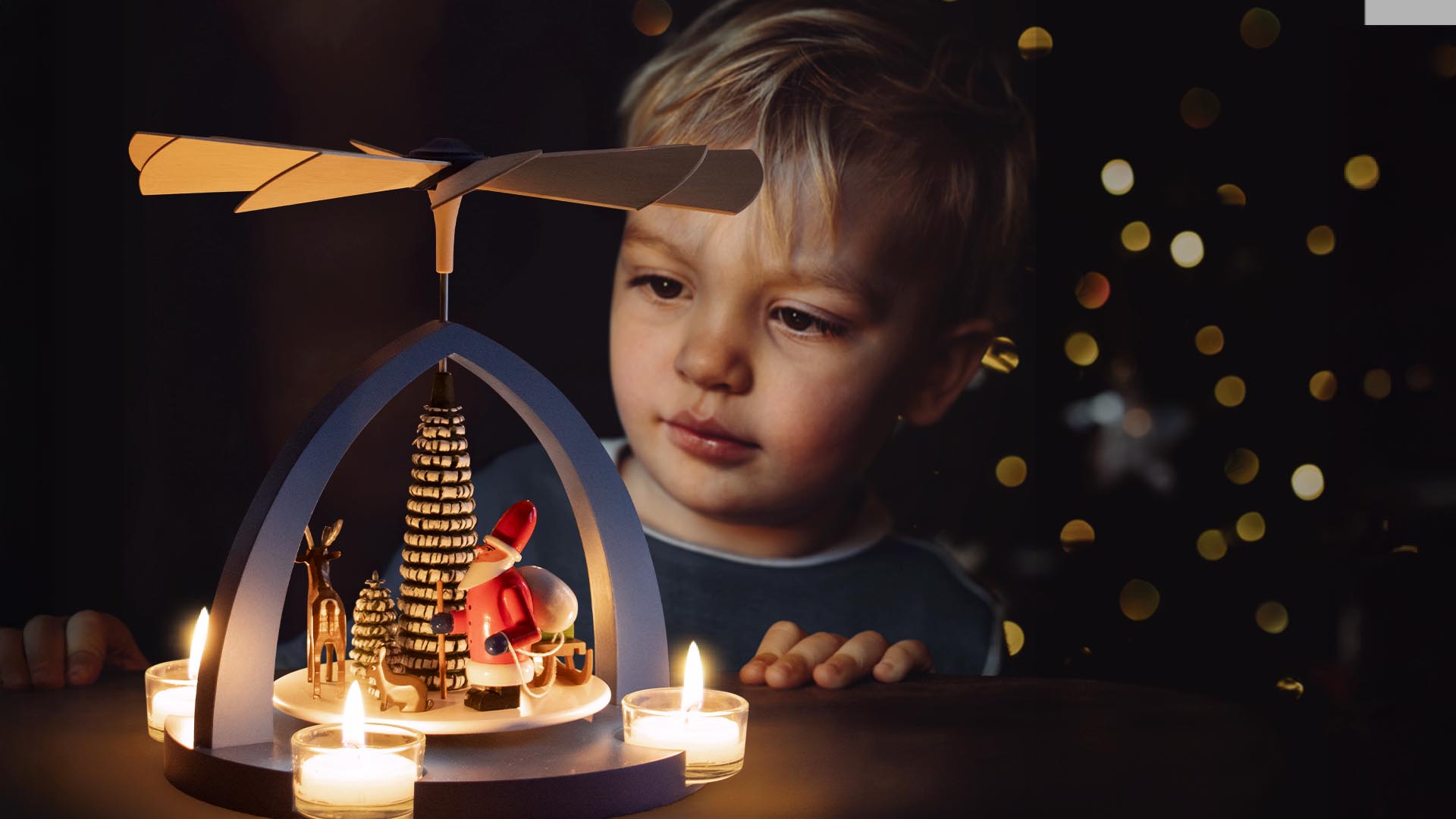 Weihnachtspyramide mit Weihachtsmann und brennenden Kerzen