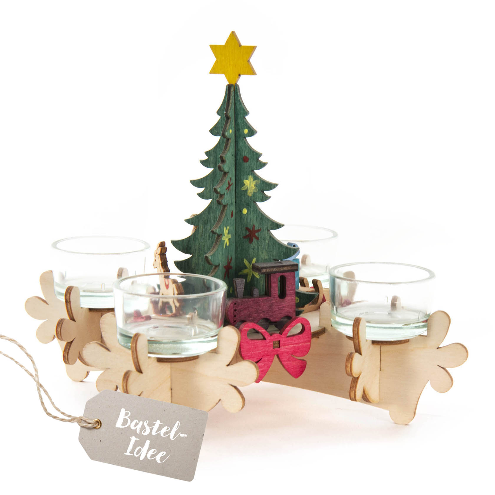 Ein Adventsleuchter aus Holz mit vier Teelichtgläsern und einem dekorativen Tannenbaum in der Mitte, verziert mit farbigen Sternen und einem gelben Stern an der Spitze. im Dregeno Online Shop günstig kaufen