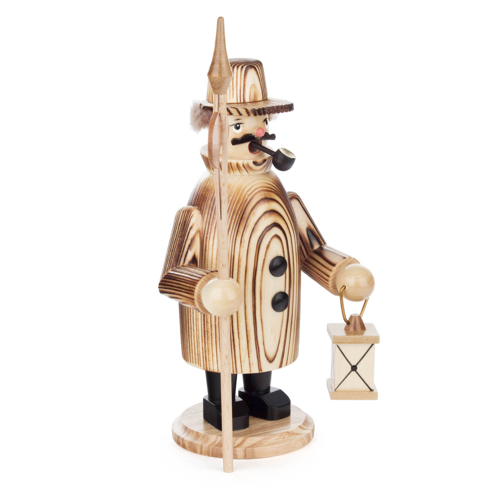 Geschnitzte Holzfigur eines Nachtwächters mit Pfeife im Mund, Mantel, Hut, lanzenartigem Stab und einer Laterne in der anderen Hand.