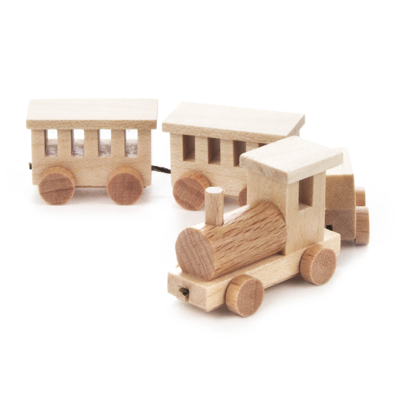 Ein naturbelassener Mini-Holzzug mit einer Lokomotive und zwei Waggons, alle aus hellem Holz gefertigt und ohne Farbe. im Dregeno Online Shop günstig kaufen
