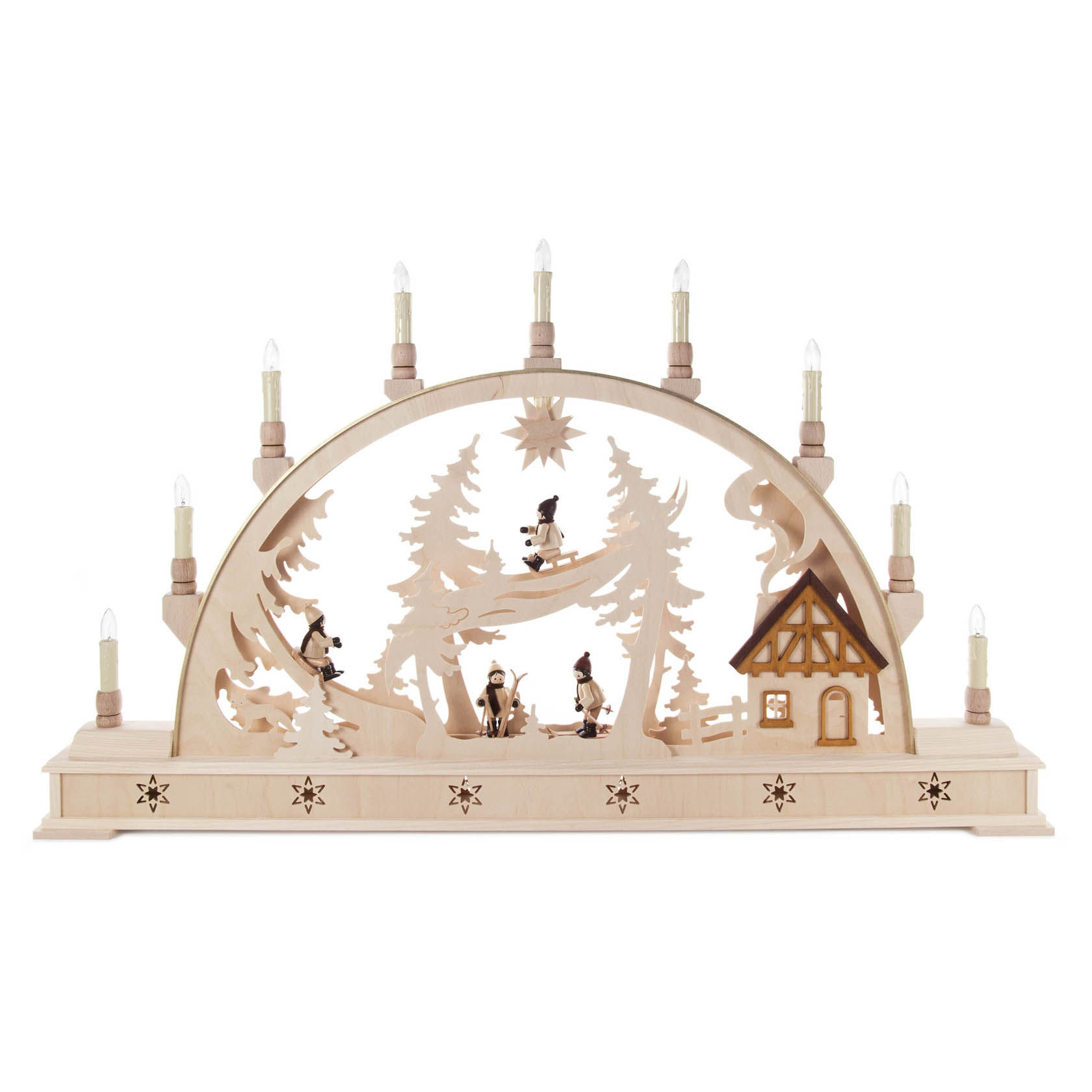 A wooden arch with electric lights featuring carved winter children, a house, trees, and a star. im Dregeno Online Shop günstig kaufen