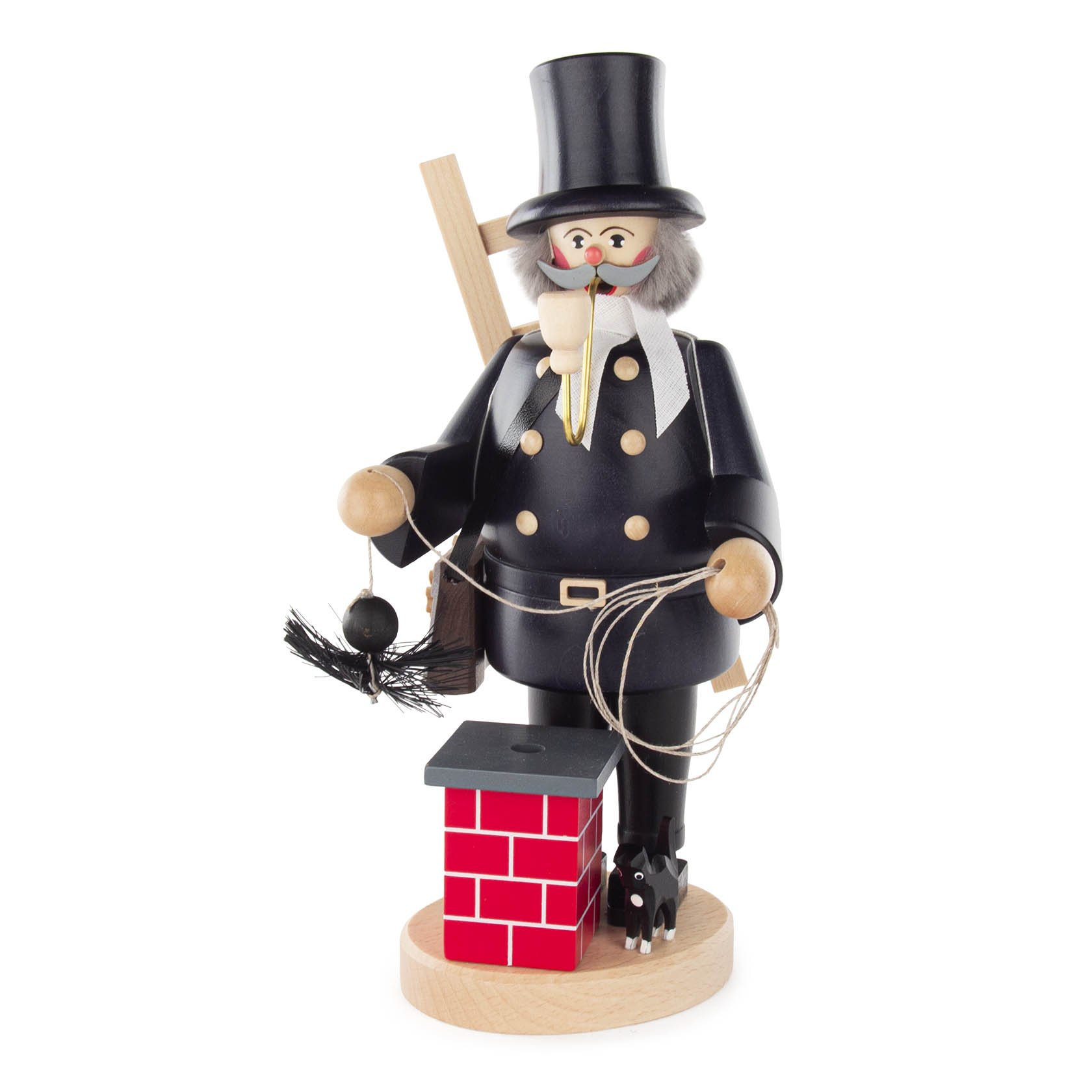 Ein traditioneller Räuchermann in Form eines Schornsteinfegers mit Schnurrbart und schwarzem Anzug. Er hält einen Besen und steht neben einem rot gemauerten Schornstein. im Dregeno Online Shop günstig kaufen