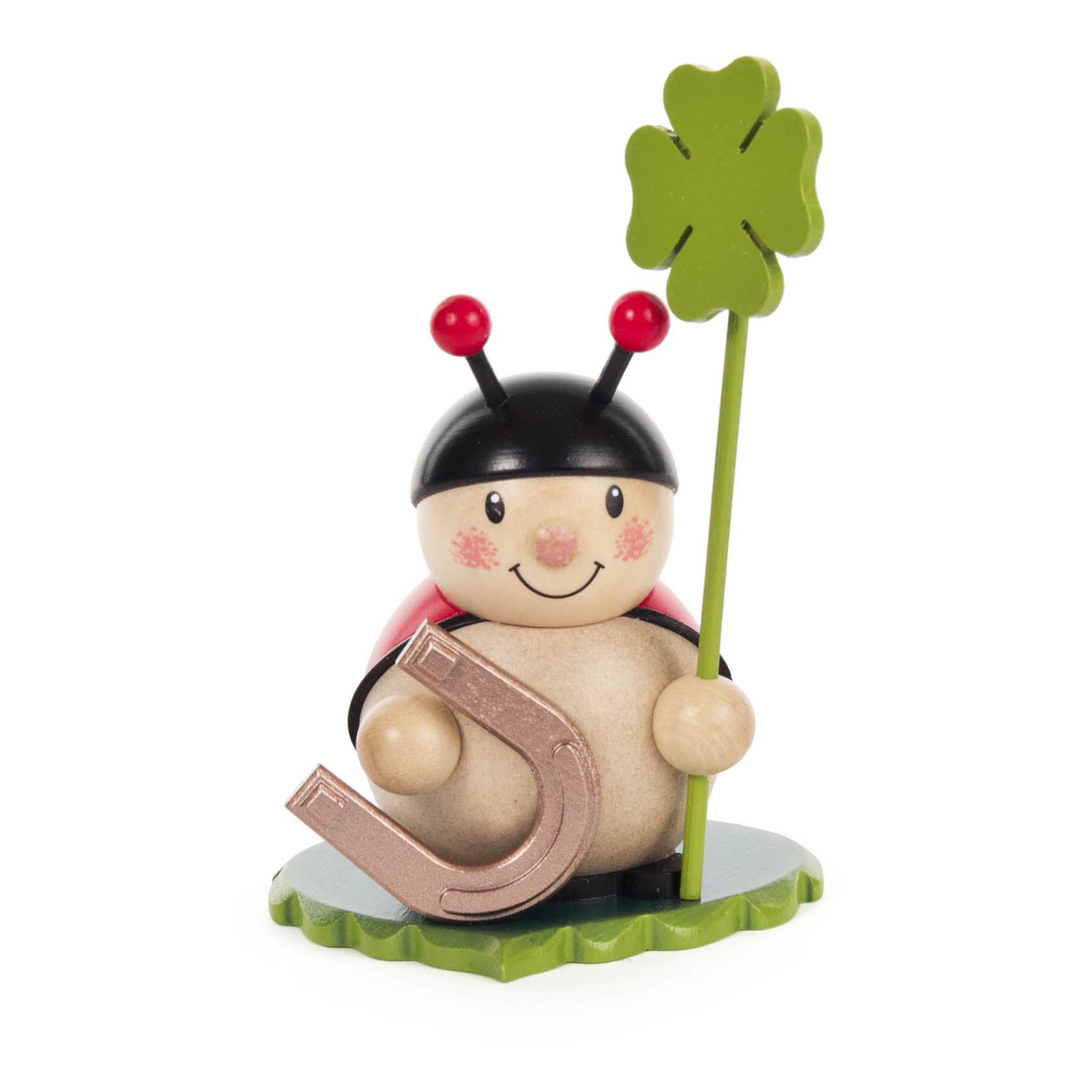 Eine niedliche Marienkäfer-Figur mit roten Fühlern hält ein Hufeisen und ein Kleeblatt als Glückssymbole. im Dregeno Online Shop günstig kaufen
