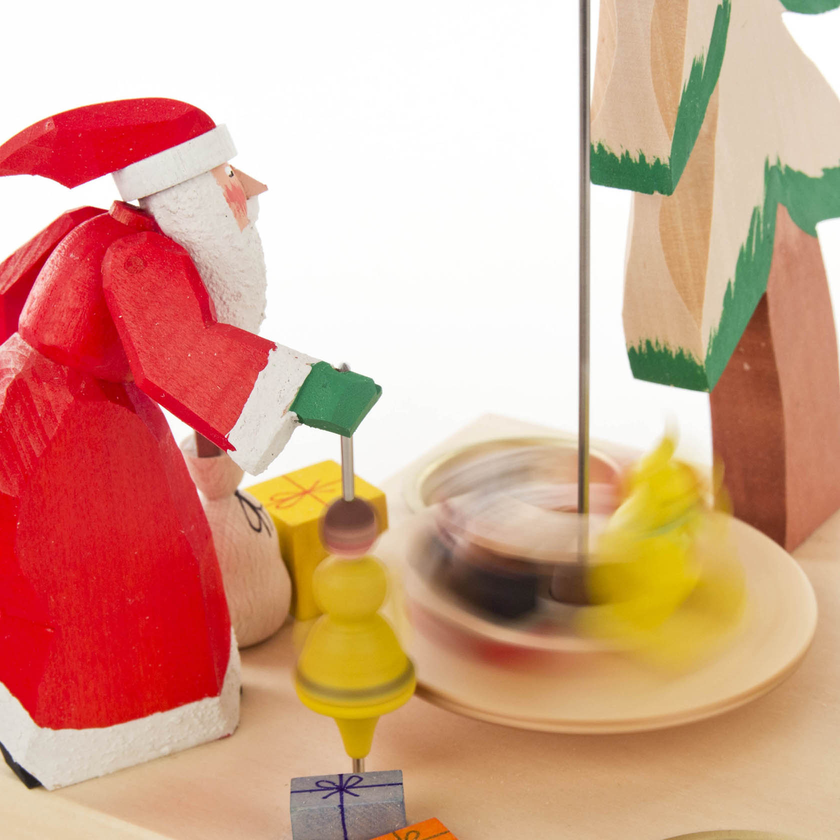 Pyramide mit Weihnachtsmann und tanzender Puppe für Teelichte