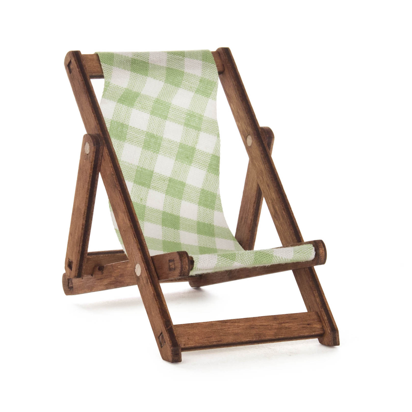 Ein Mini-Liegestuhl mit einem Muster aus grünen und weißen Karos. Der Rahmen besteht aus dunkelbraunem Holz. im Dregeno Online Shop günstig kaufen